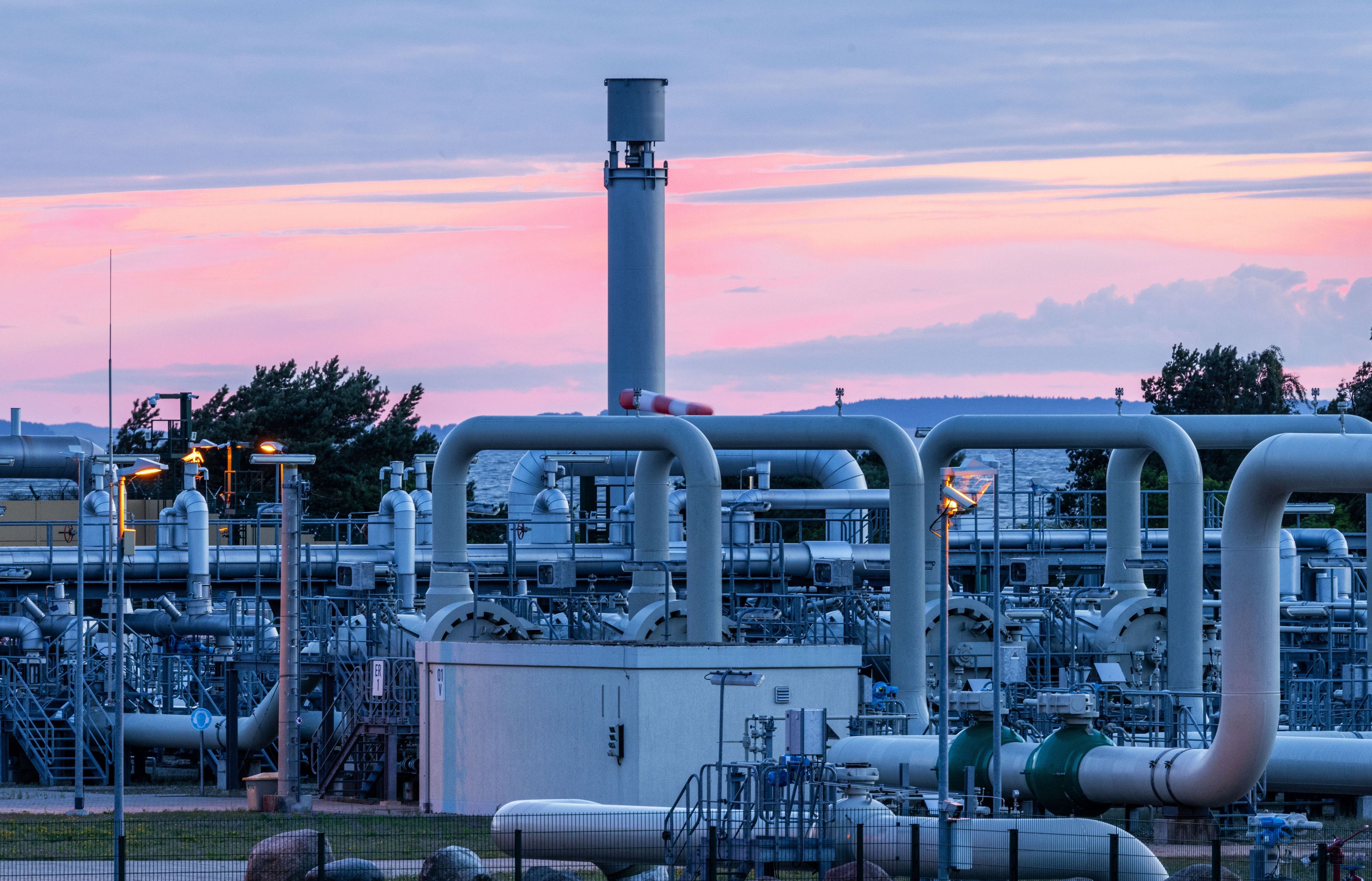 Rohrsysteme und Absperrvorrichtungen in der Gasempfangsstation der Ostseepipeline Nord Stream 1 und der Übernahmestation der Ferngasleitung OPAL (Ostsee-Pipeline-Anbindungsleitung) sind vor Sonnenaufgang zu sehen.