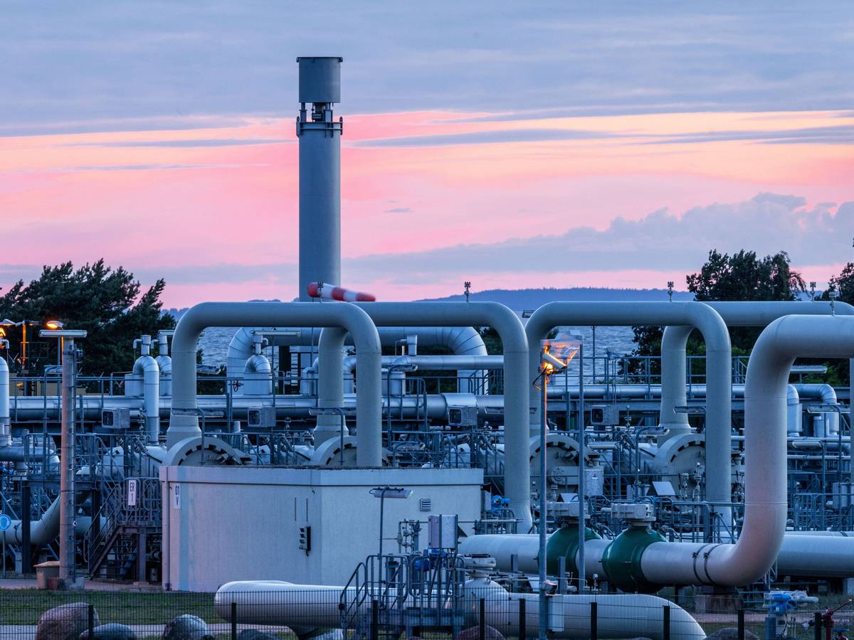 Rohrsysteme und Absperrvorrichtungen in der Gasempfangsstation der Ostseepipeline Nord Stream 1 und der Übernahmestation der Ferngasleitung OPAL (Ostsee-Pipeline-Anbindungsleitung) sind vor Sonnenaufgang zu sehen.