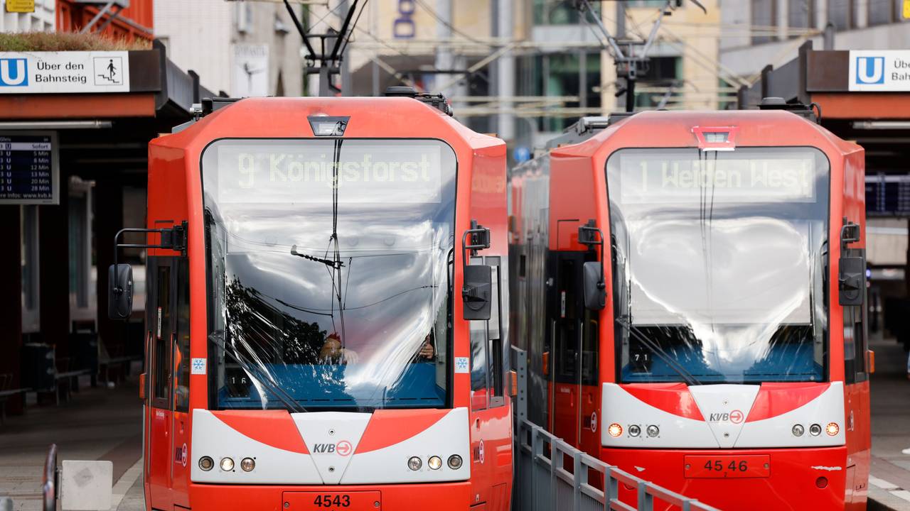 Straßenbahnen der Kölner Verkehrsbetriebe (KVB) stehen an der Haltestelle Heumarkt.