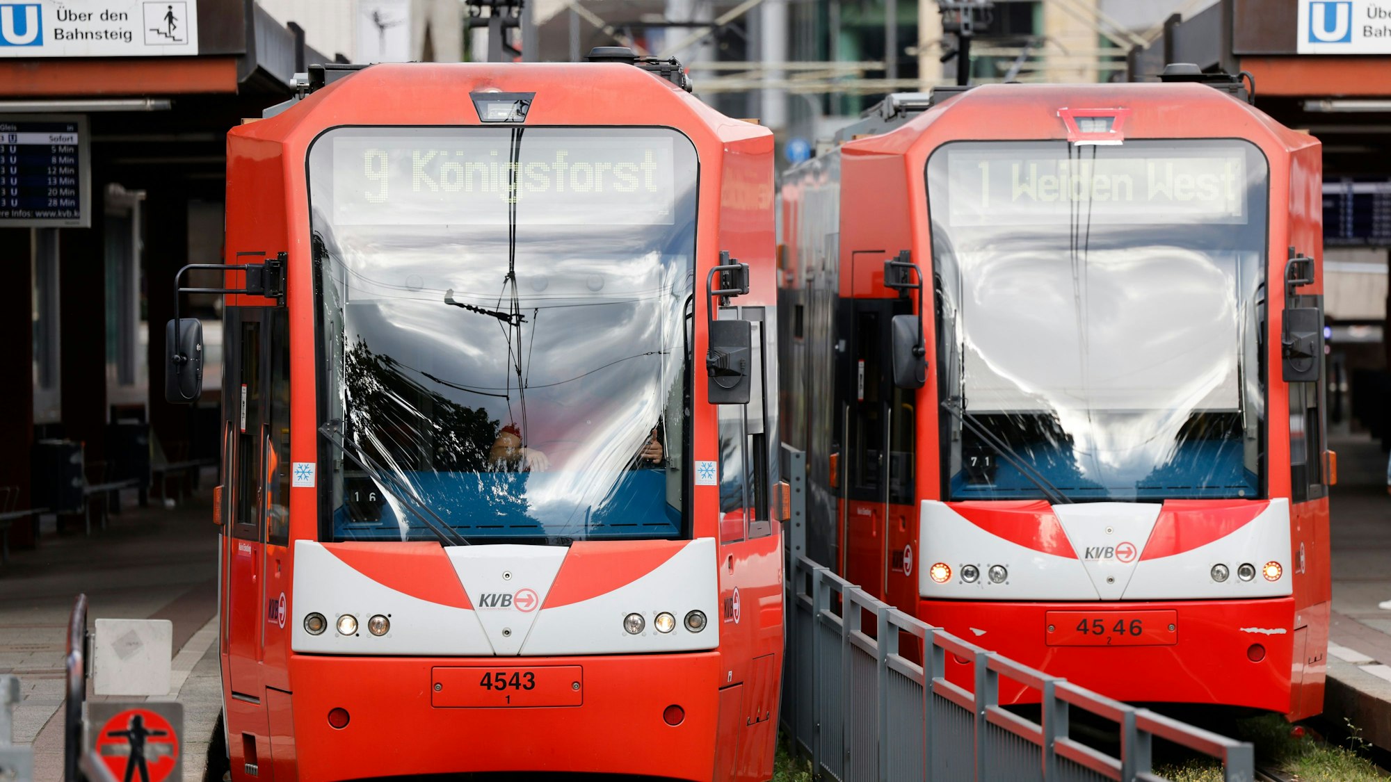 Straßenbahnen der Kölner Verkehrsbetriebe (KVB) stehen an der Haltestelle Heumarkt.