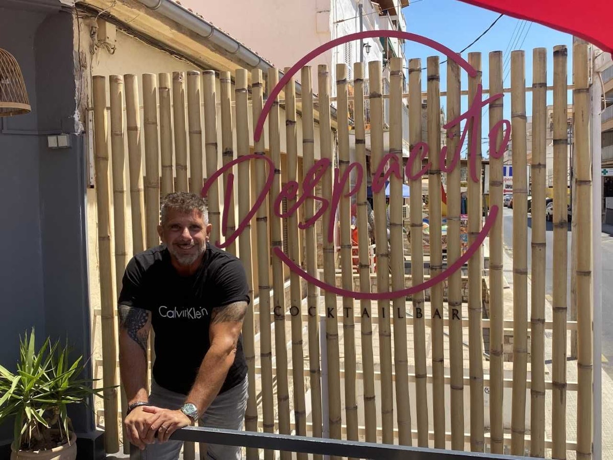 „Goodbye Deutschland“ - Auswanderer Marco Gülpen vor seiner Cocktailbar „Despacito“ auf Mallorca am 11. Juli 2022.