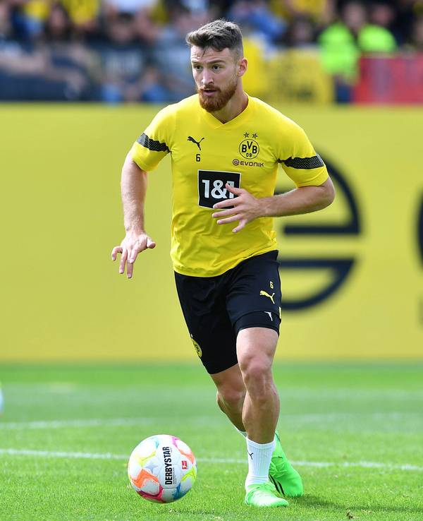Salih Özcan führt im BVB-Outfit den Ball beim Training am Fuß.
