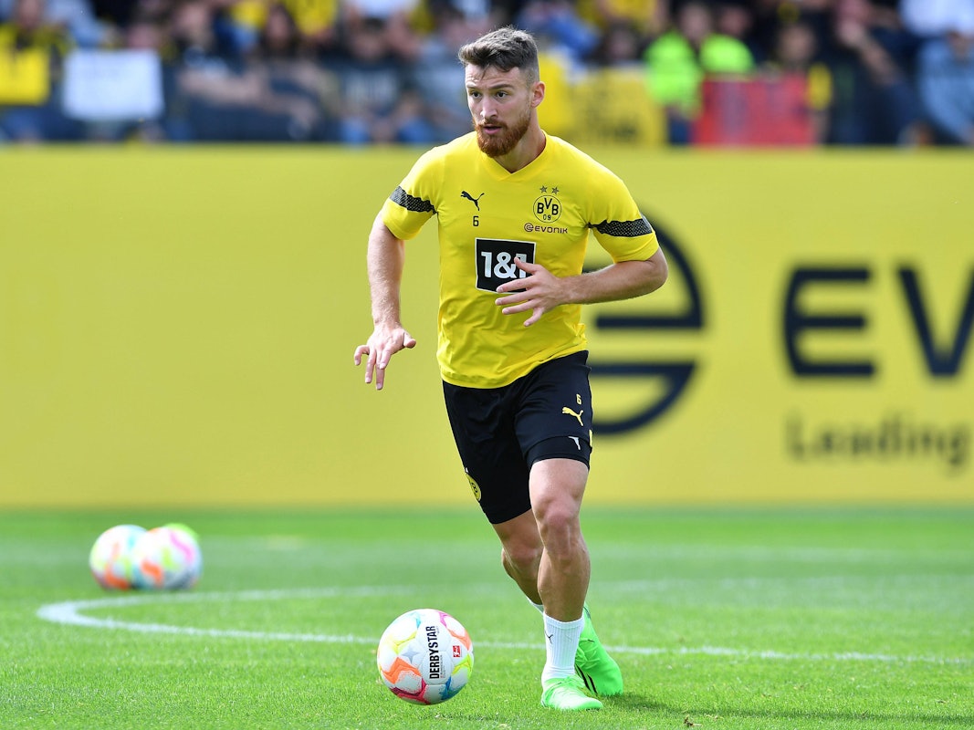 Salih Özcan  führt im BVB-Outfit den Ball beim Training am Fuß.