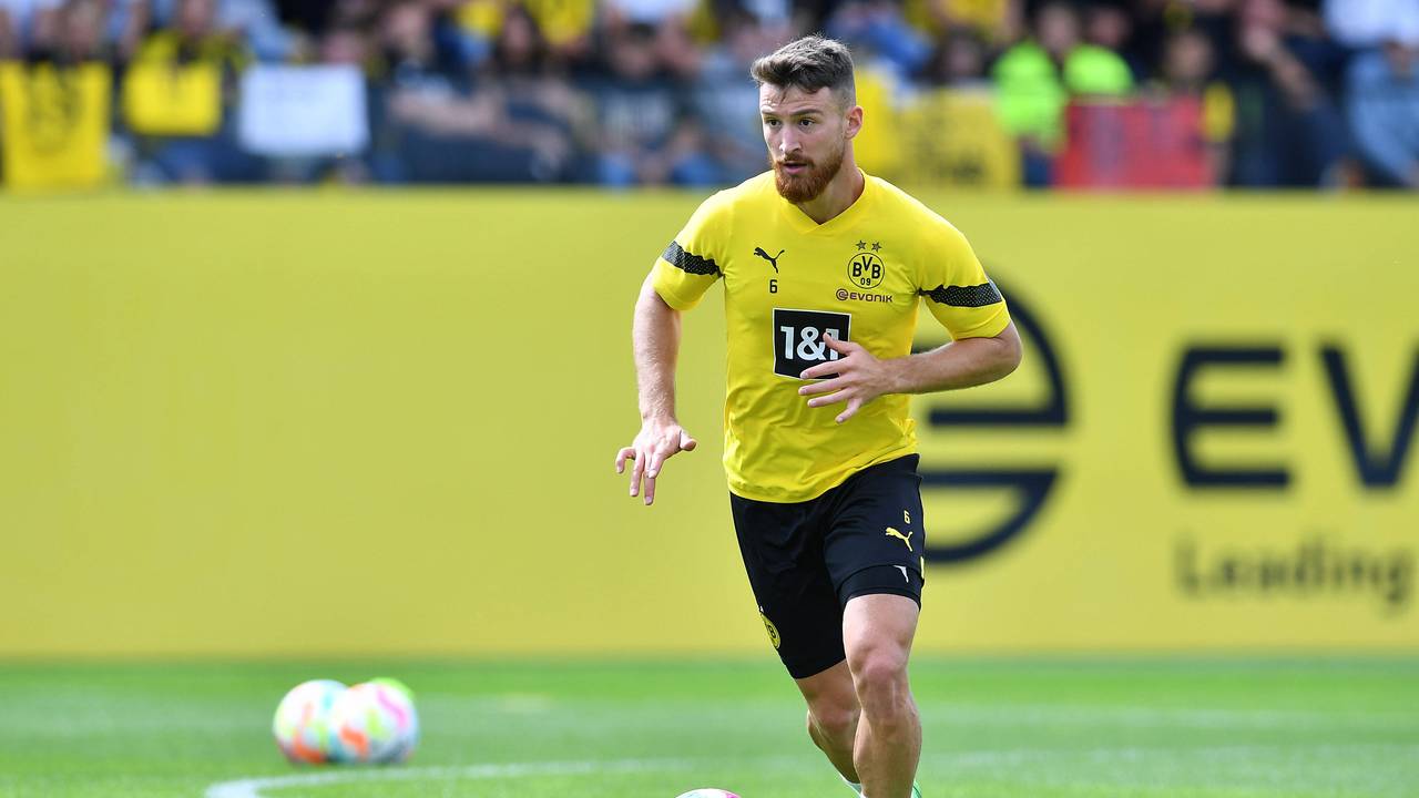 Salih Özcan führt im BVB-Outfit den Ball beim Training am Fuß.