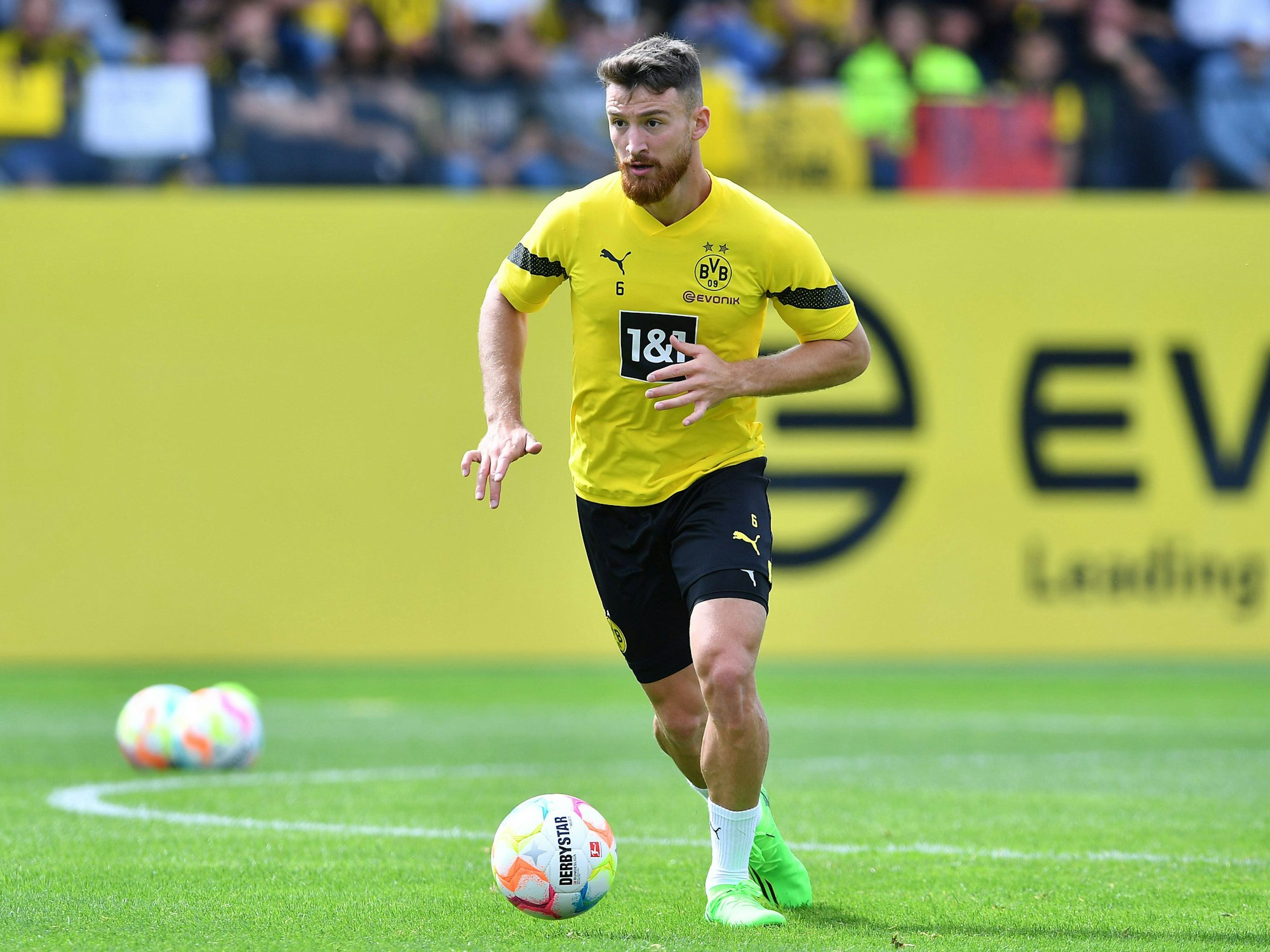 Salih Özcan führt im BVB-Outfit den Ball beim Training am Fuß.