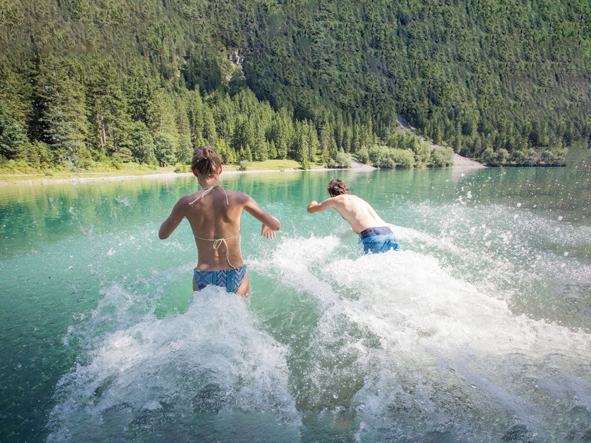 Badende am Heiterwanger See in der Zugspitzarena (undatiertes Foto)