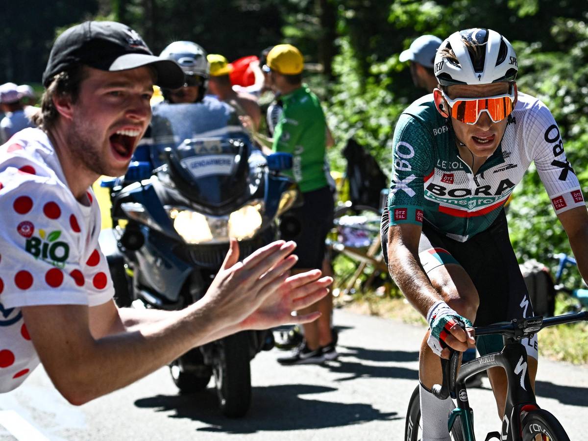 Lennard Kämna bei der Tour de France auf dem Rennrad in Aktion.
