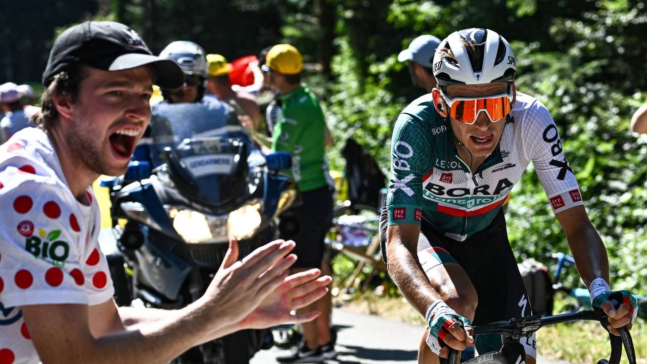 Lennard Kämna bei der Tour de France auf dem Rennrad in Aktion.