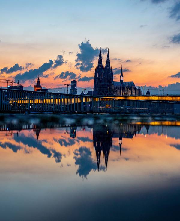 Stadtpanorama bei sommerlichem Sonnenuntergang