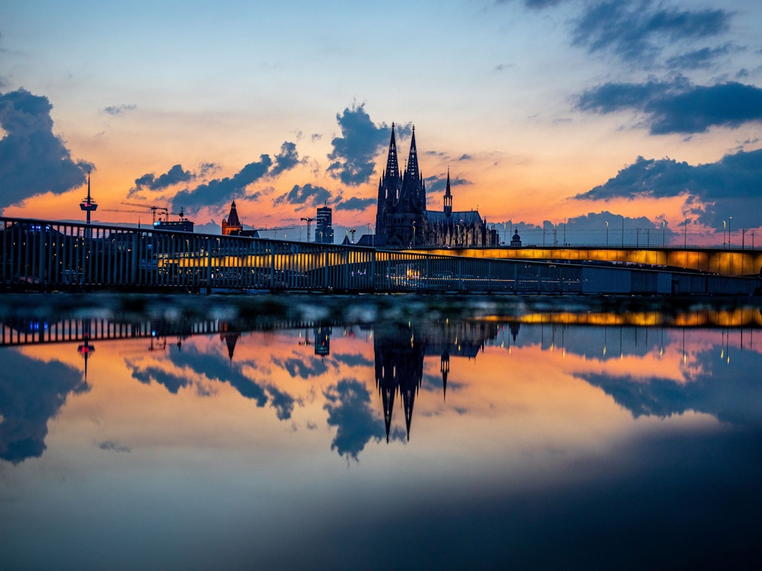 Stadtpanorama bei sommerlichem Sonnenuntergang