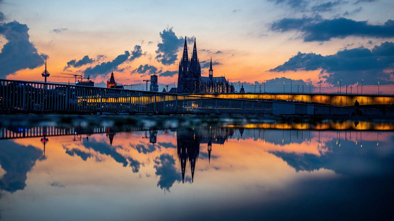 Stadtpanorama bei sommerlichem Sonnenuntergang