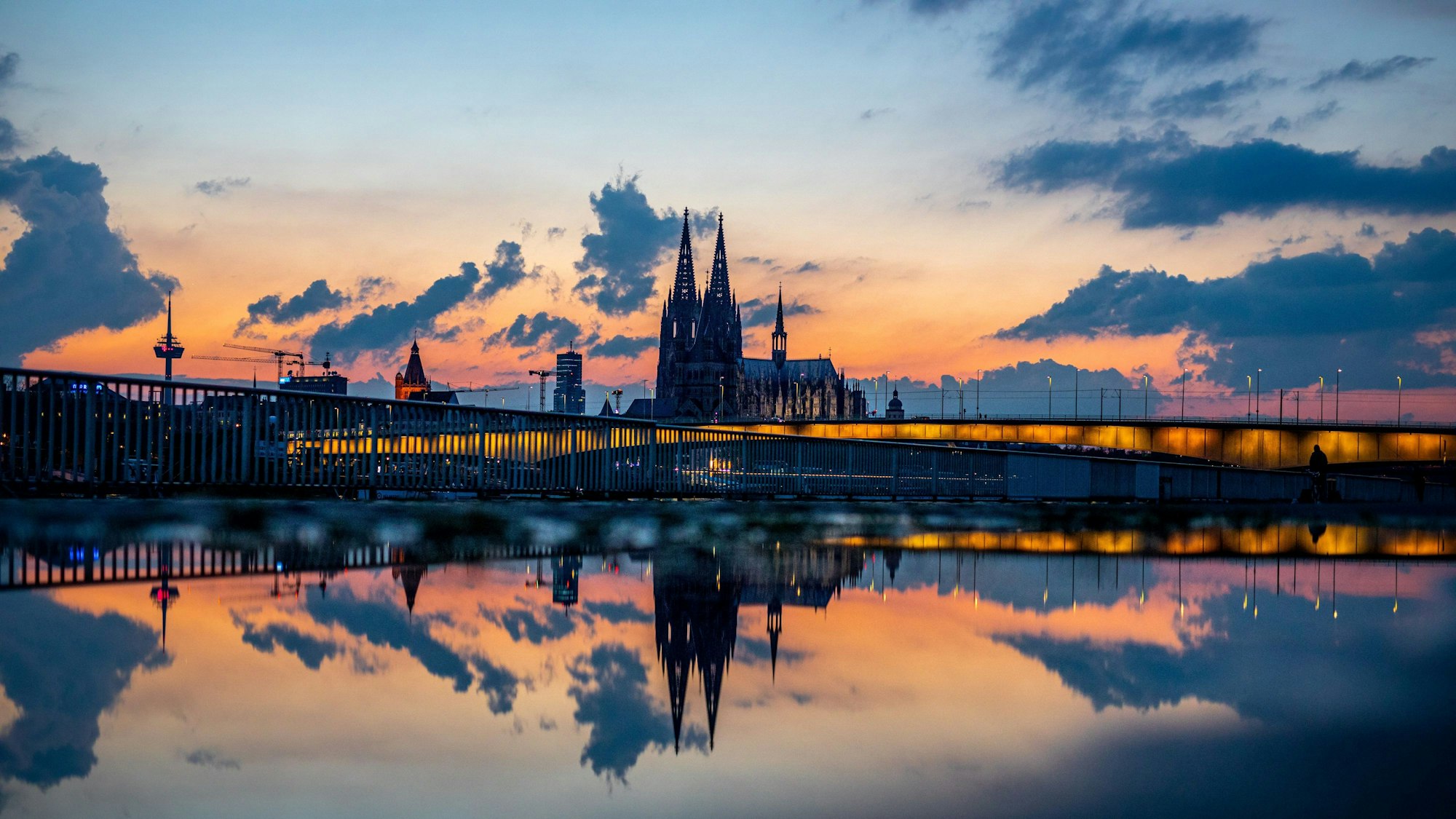 Stadtpanorama bei sommerlichem Sonnenuntergang