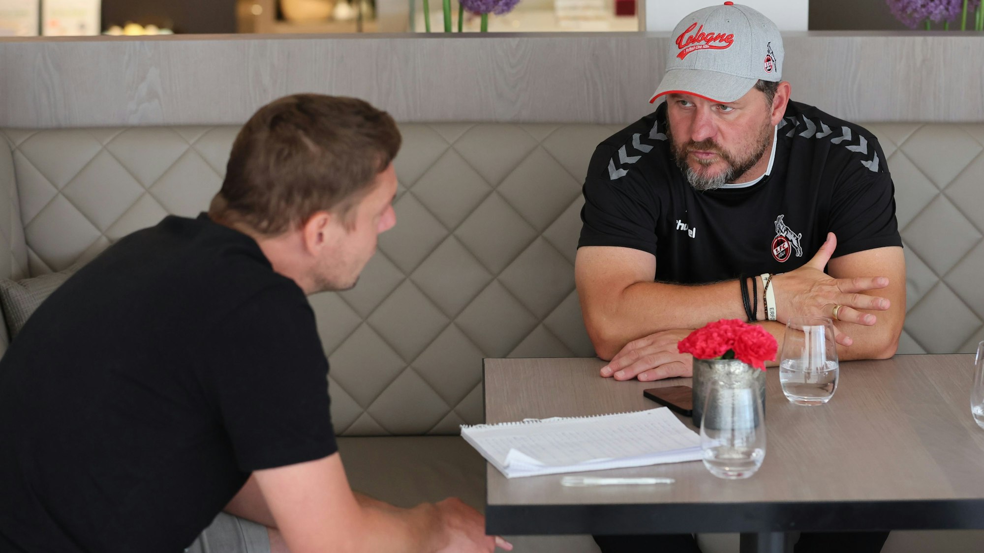 Steffen Baumgart sitzt mit EXPRESS.de-Reporter Jürgen Kemper (l.) am Tisch beim Interview in Donauschingen.