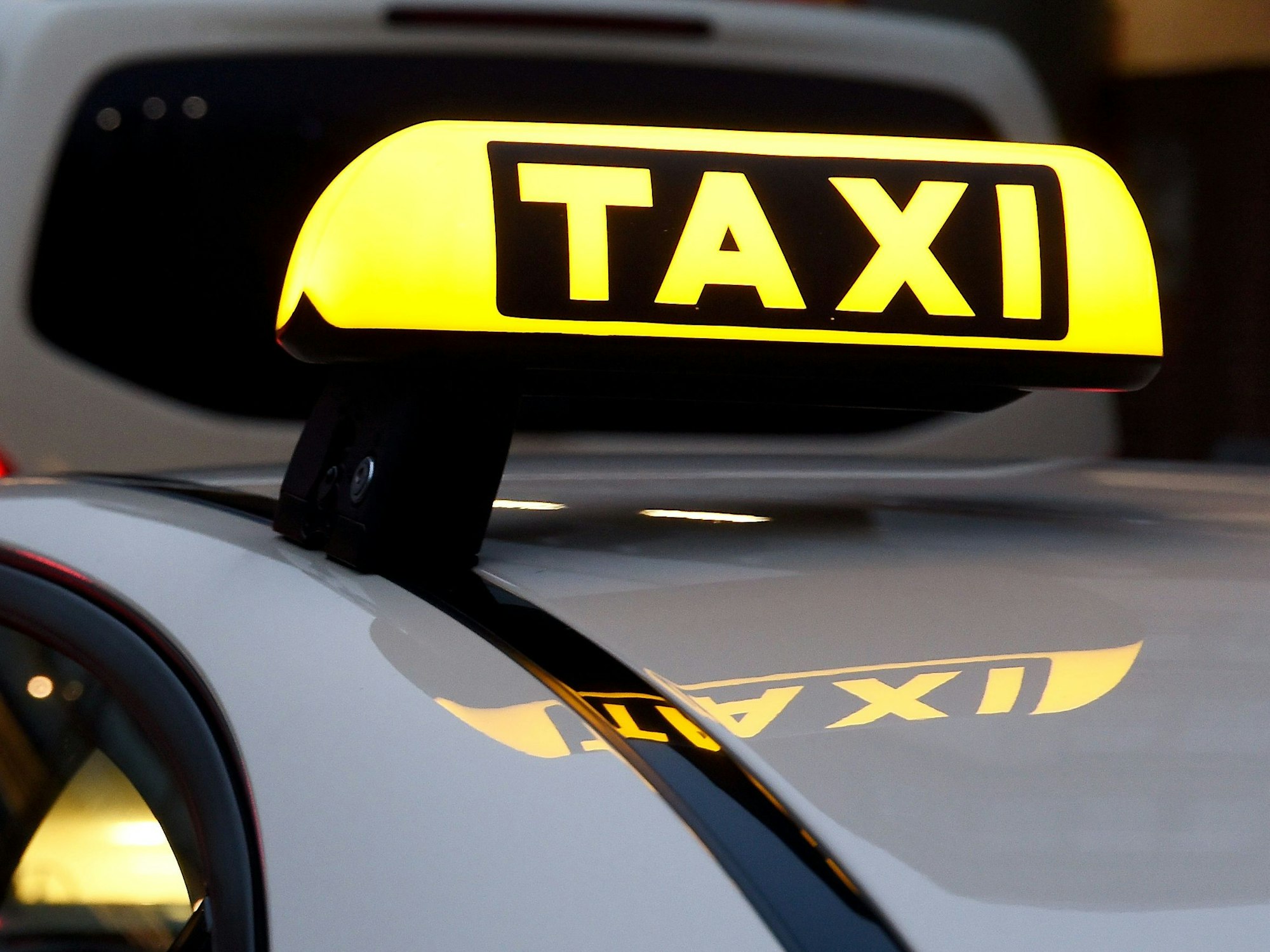 Die Polizei Köln stoppte einen betrunkenen Taxifahrer in Köln-Deutz stoppen. Dieses Symbolbild stammt vom 16. März 2022.