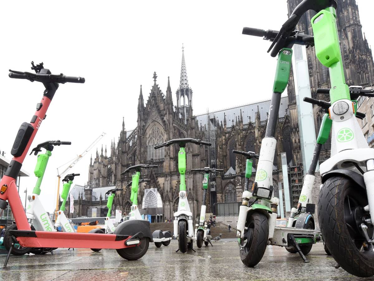 Elektroroller stehen auf dem Bahnhofsvorplatz in Köln.