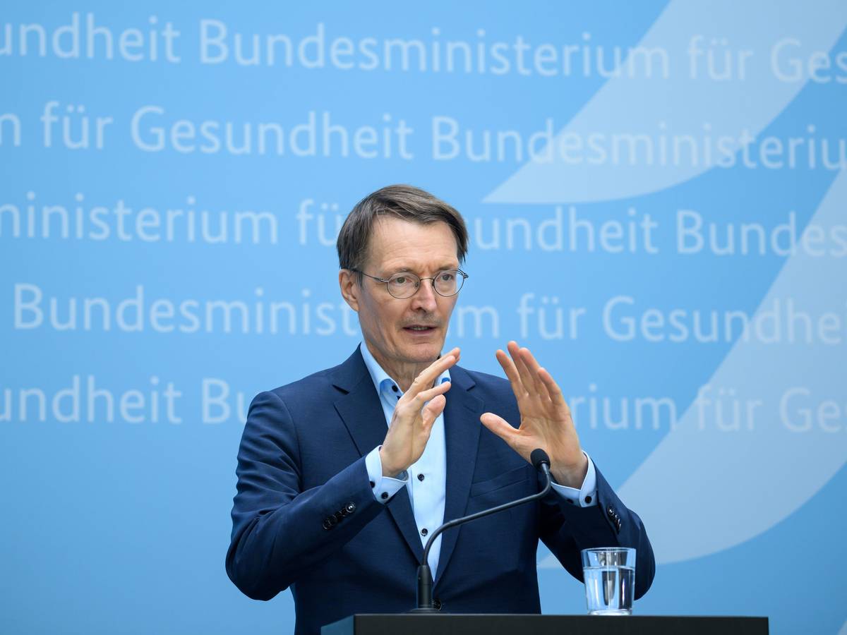 Karl Lauterbach gibt am 8. Juli 2022 in Berlin eine Pressekonferenz.
