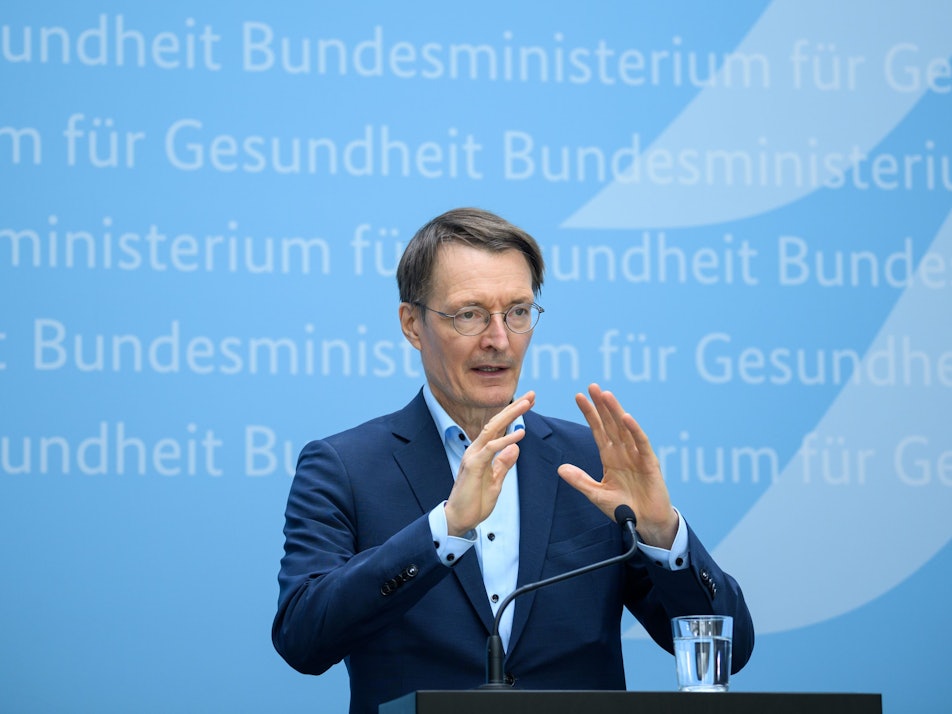 Karl Lauterbach gibt am 8. Juli 2022 in Berlin eine Pressekonferenz.