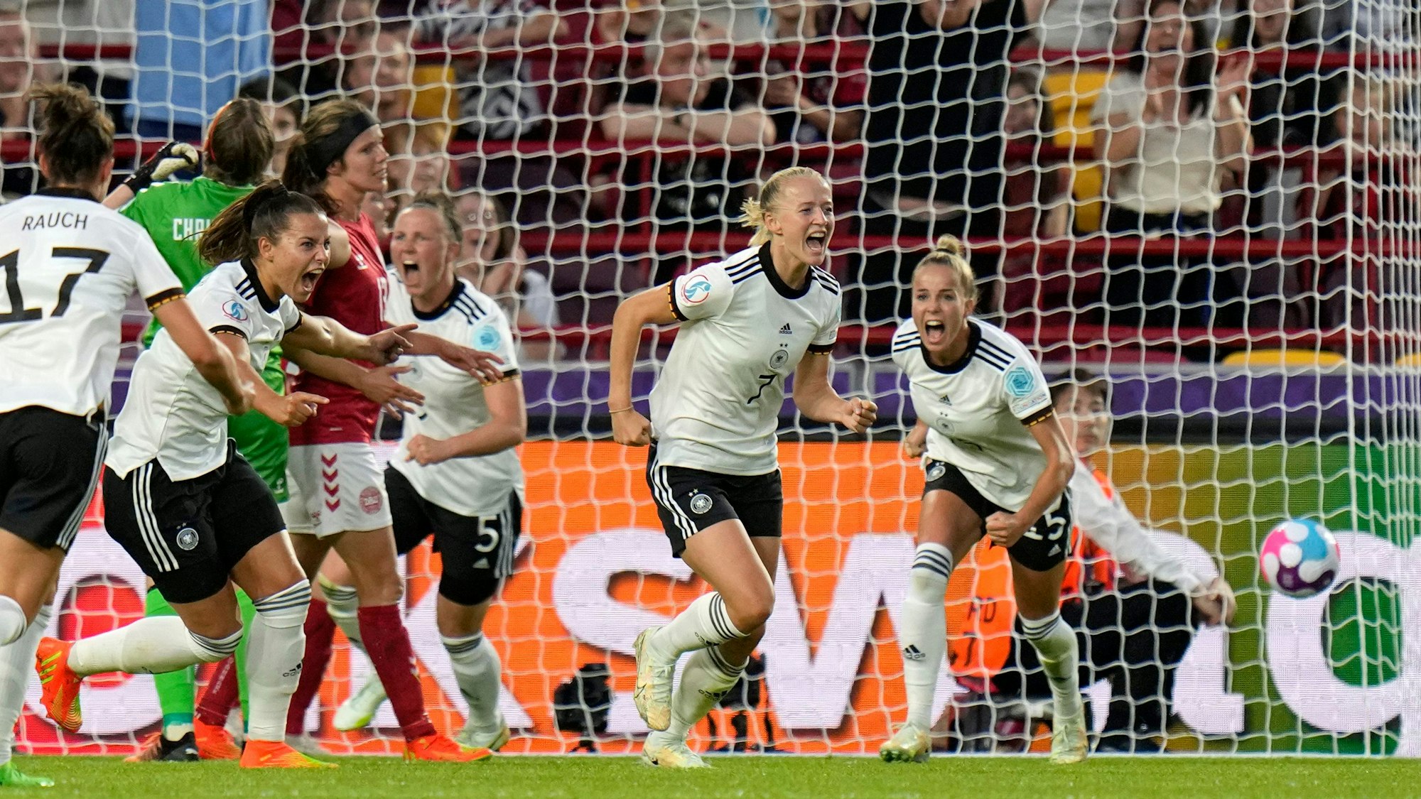 Lea Schüller jubelt gegen Dänemark bei der EM.