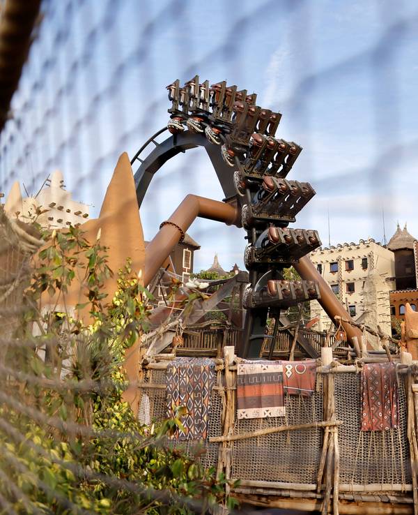 Black Mamba im Phantasialand macht einen Looping.