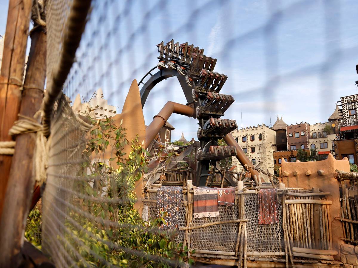 Black Mamba im Phantasialand macht einen Looping.