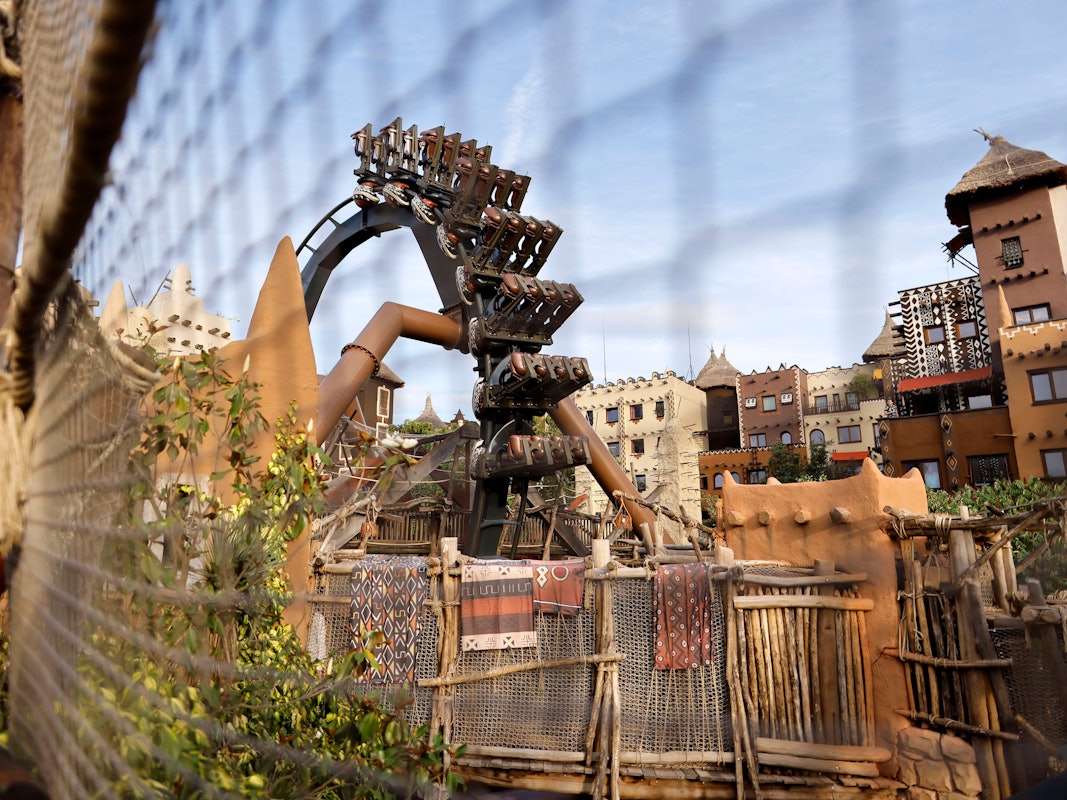 Black Mamba im Phantasialand macht einen Looping.