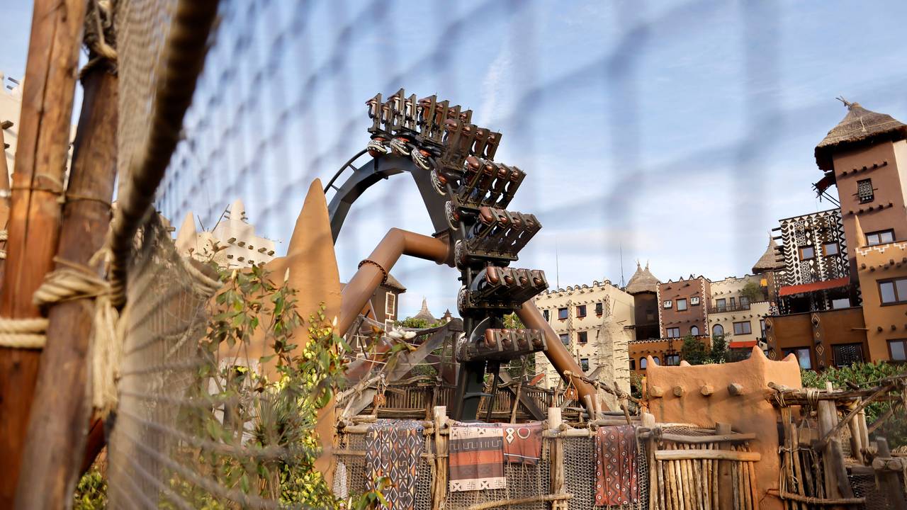 Black Mamba im Phantasialand macht einen Looping.