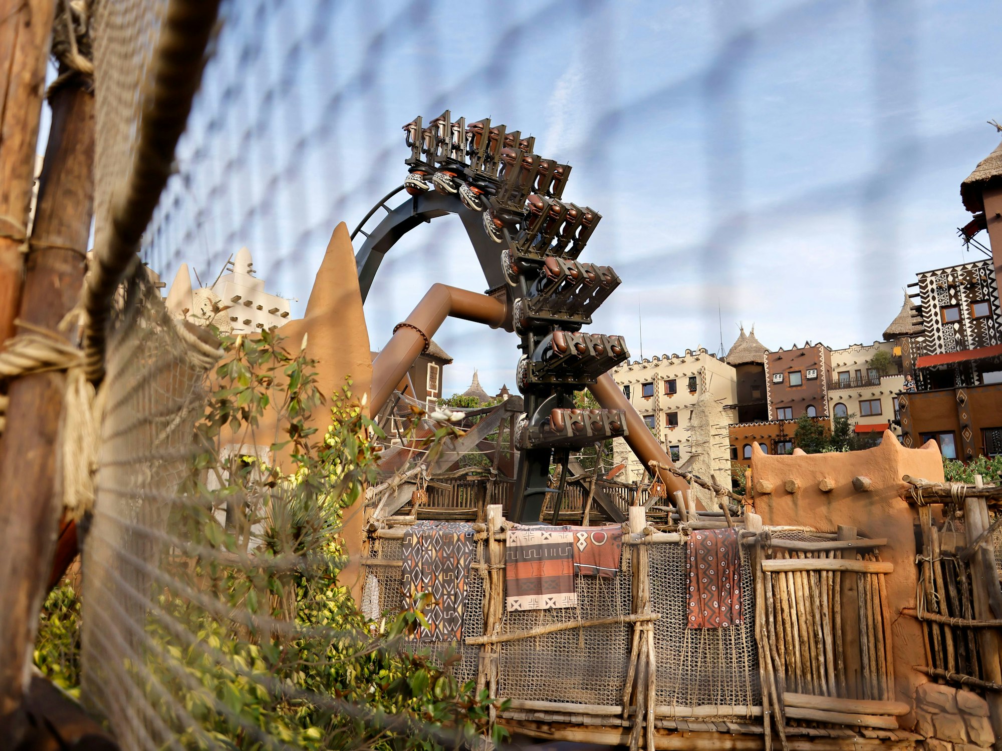 Black Mamba im Phantasialand macht einen Looping.