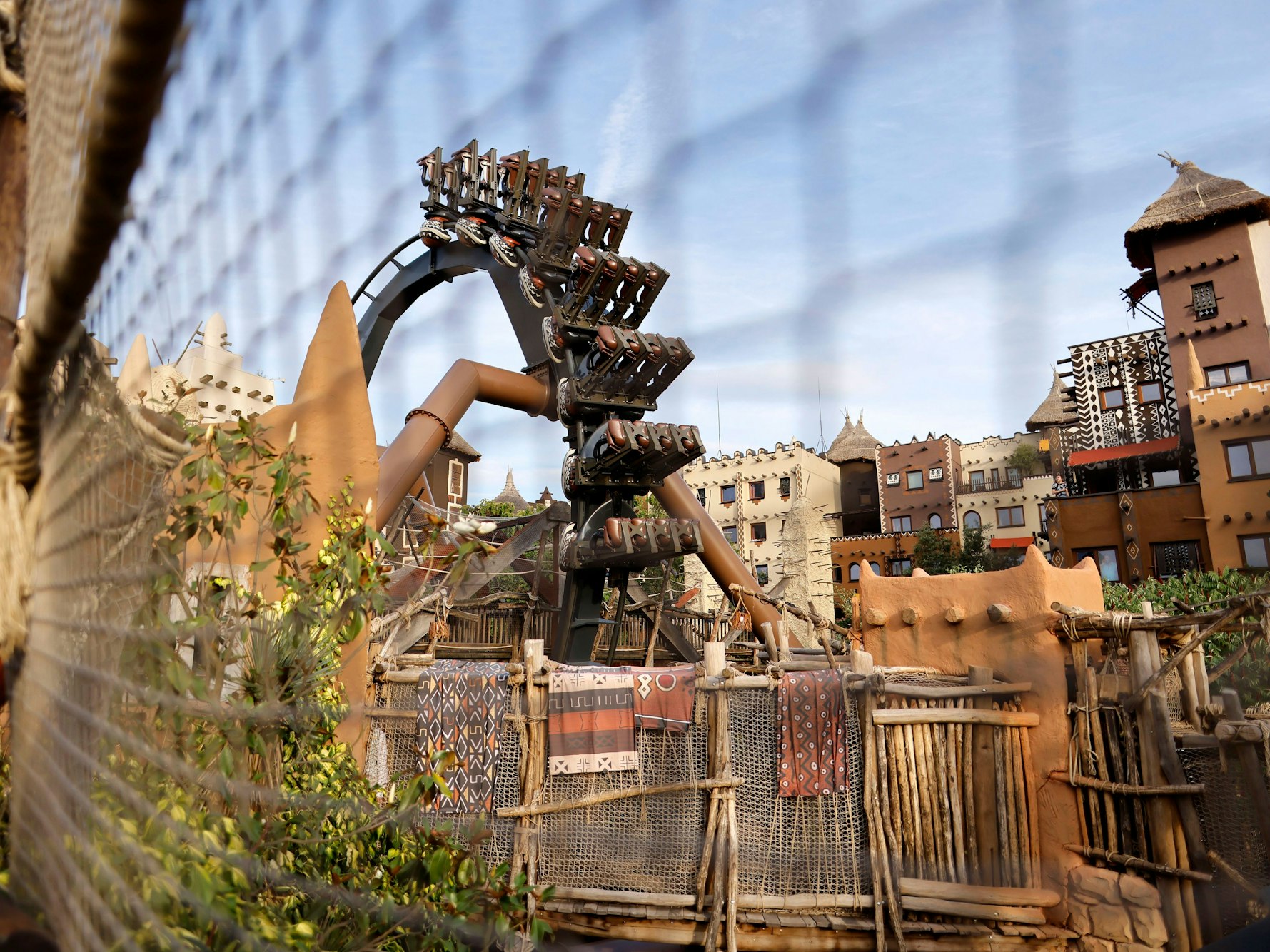 Black Mamba im Phantasialand macht einen Looping.