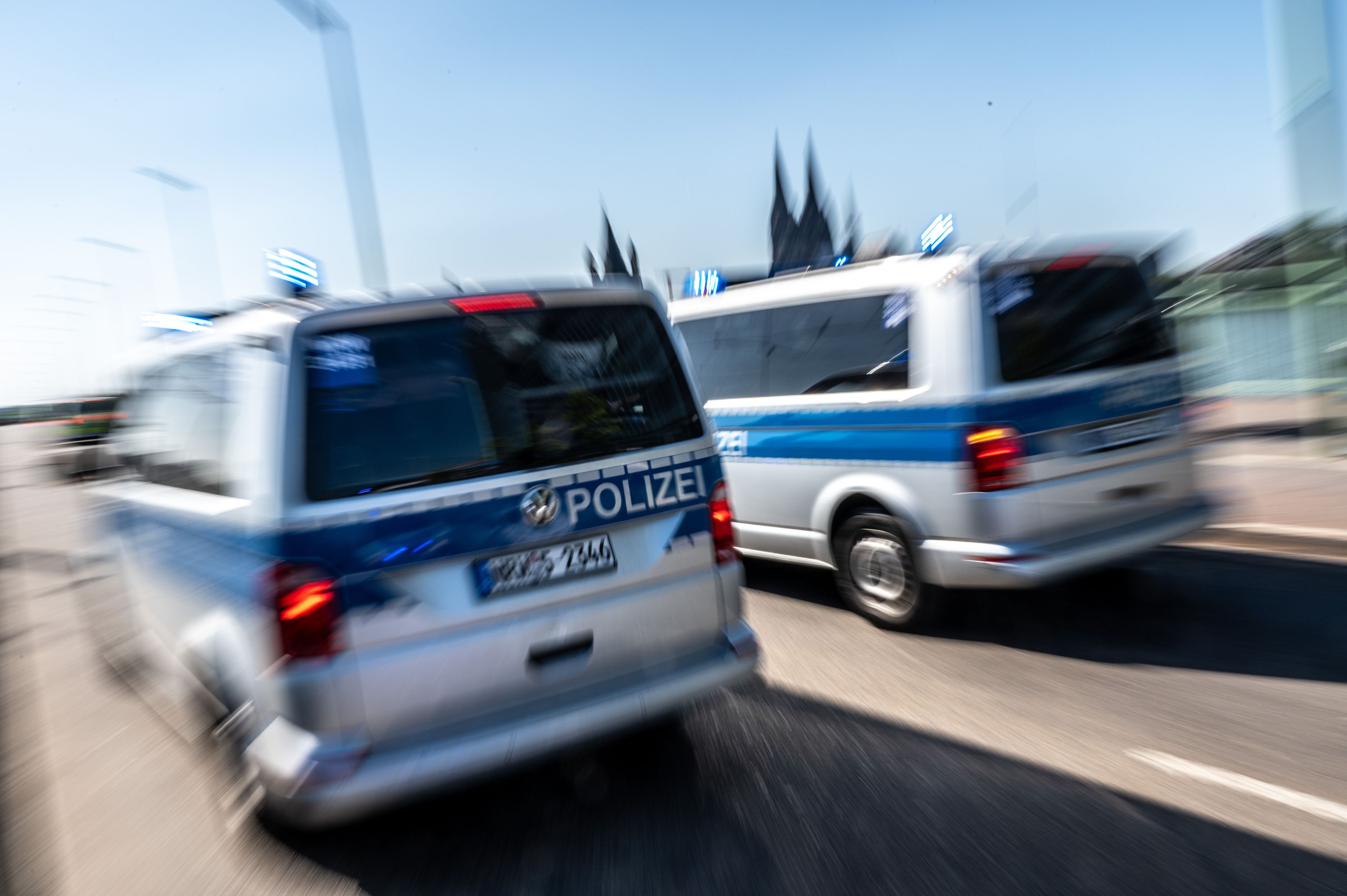 Polizeifahrzeuge sind mit Blaulicht auf der Deutzer Brücke im Einsatz.