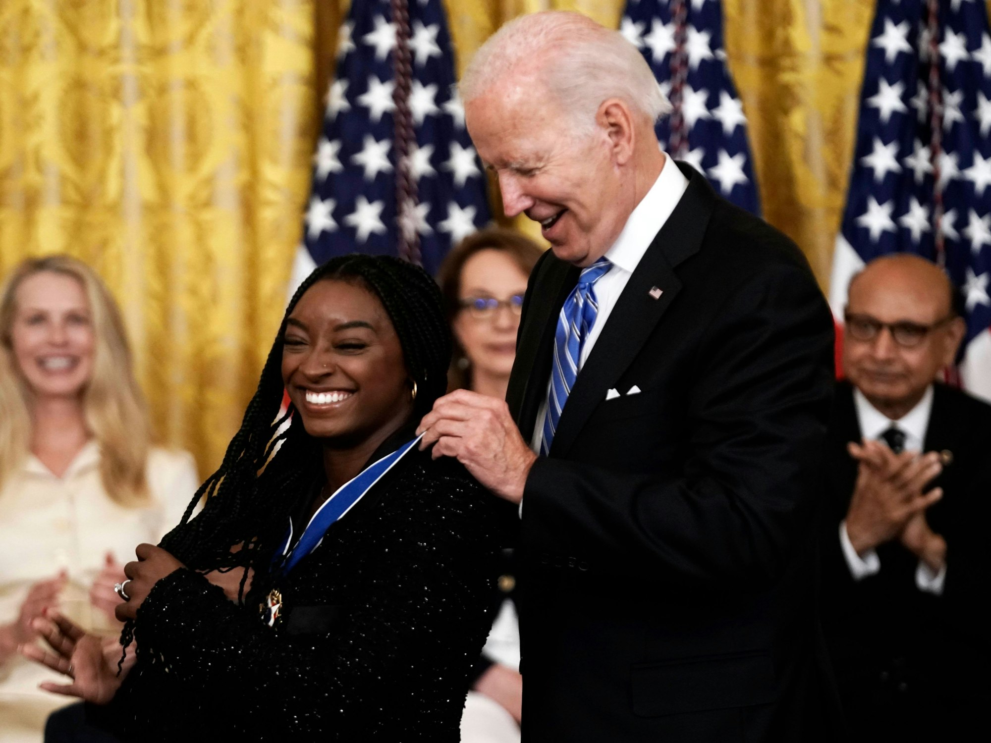 US-Präsident Joe Biden legt Simone Biles die Freiheitsmedaille um den Hals.