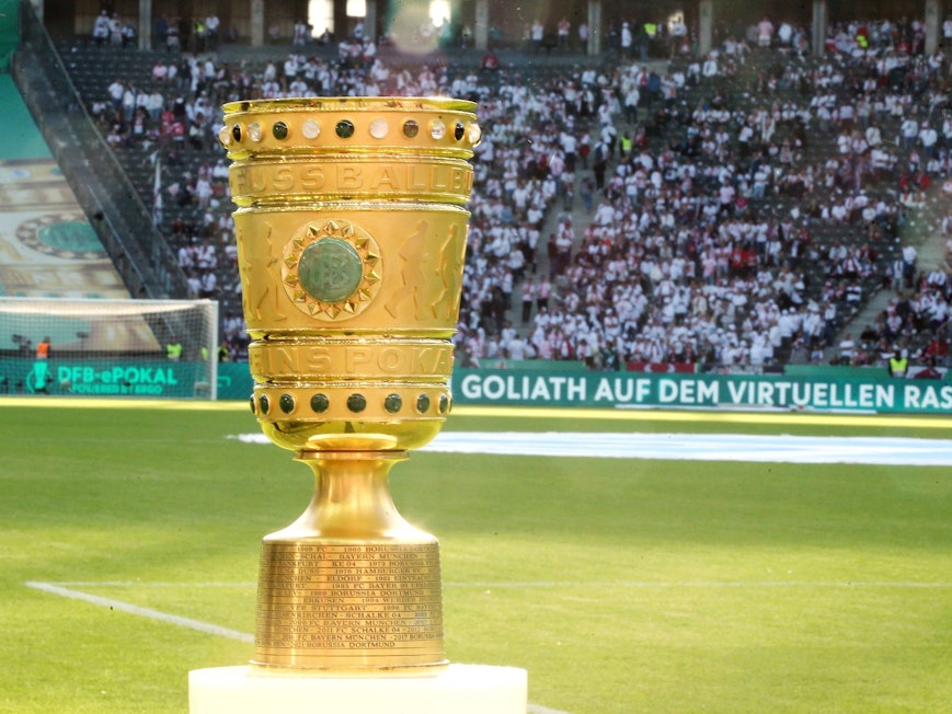 Der DFB-Pokal vor dem Finale in Berlin auf einem Podest.