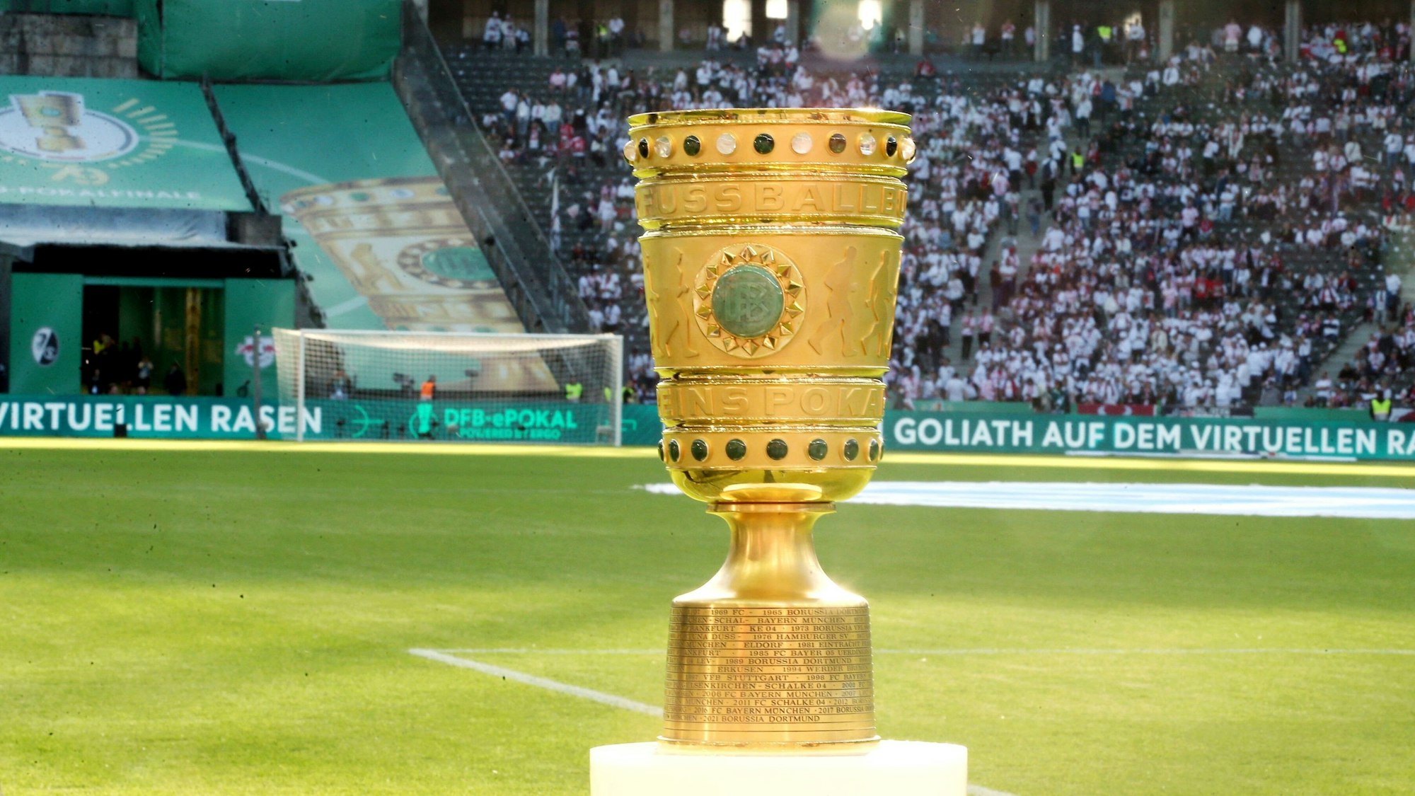 Der DFB-Pokal vor dem Finale in Berlin auf einem Podest.