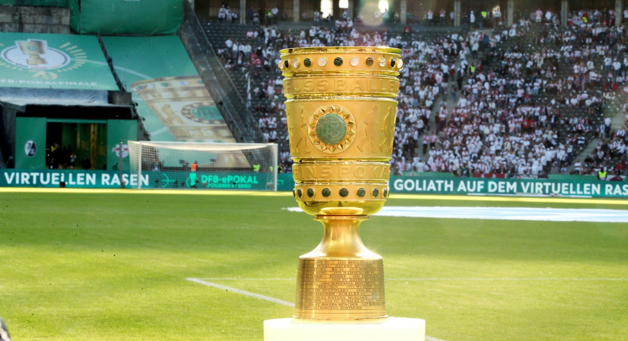 Der DFB-Pokal vor dem Finale in Berlin auf einem Podest.