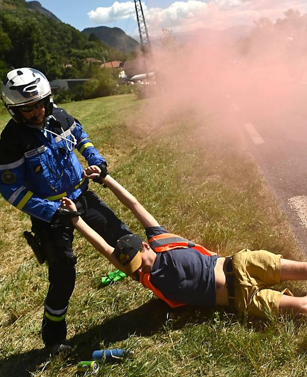 Bei der Tour wird ein Demonstrant von der Strecke entfernt.