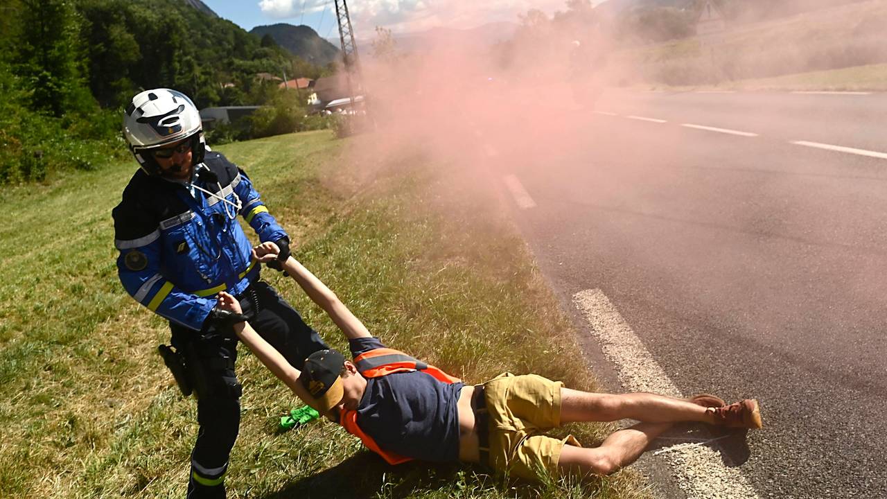 Bei der Tour wird ein Demonstrant von der Strecke entfernt.