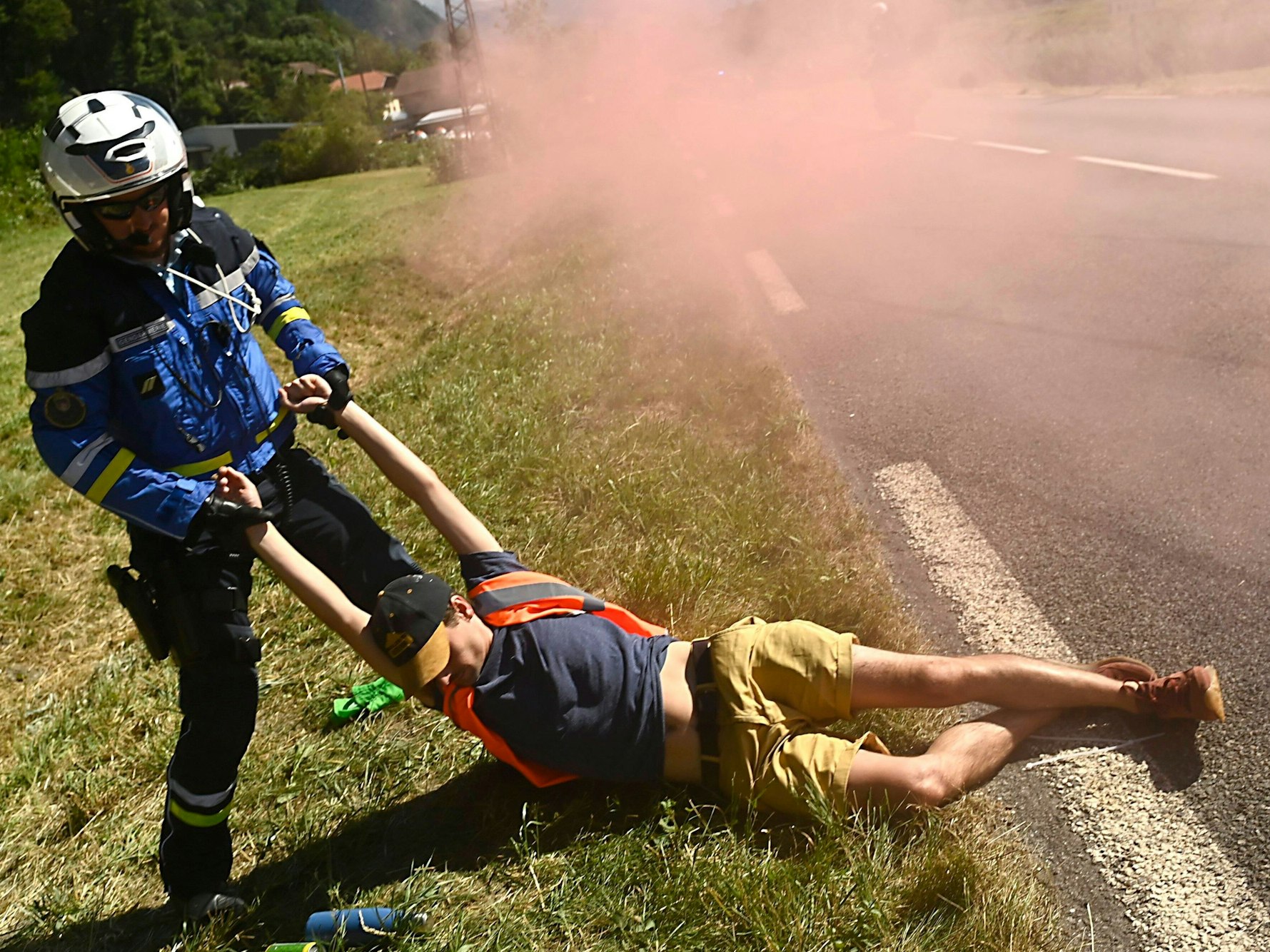 Bei der Tour wird ein Demonstrant von der Strecke entfernt.