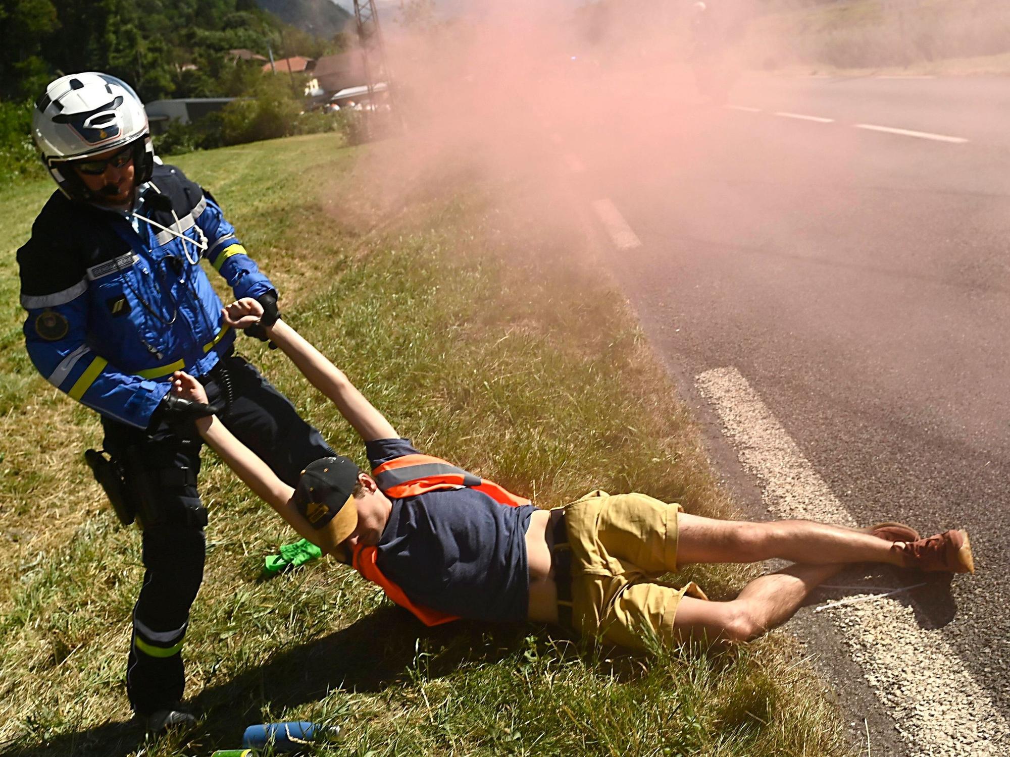 Bei der Tour wird ein Demonstrant von der Strecke entfernt.
