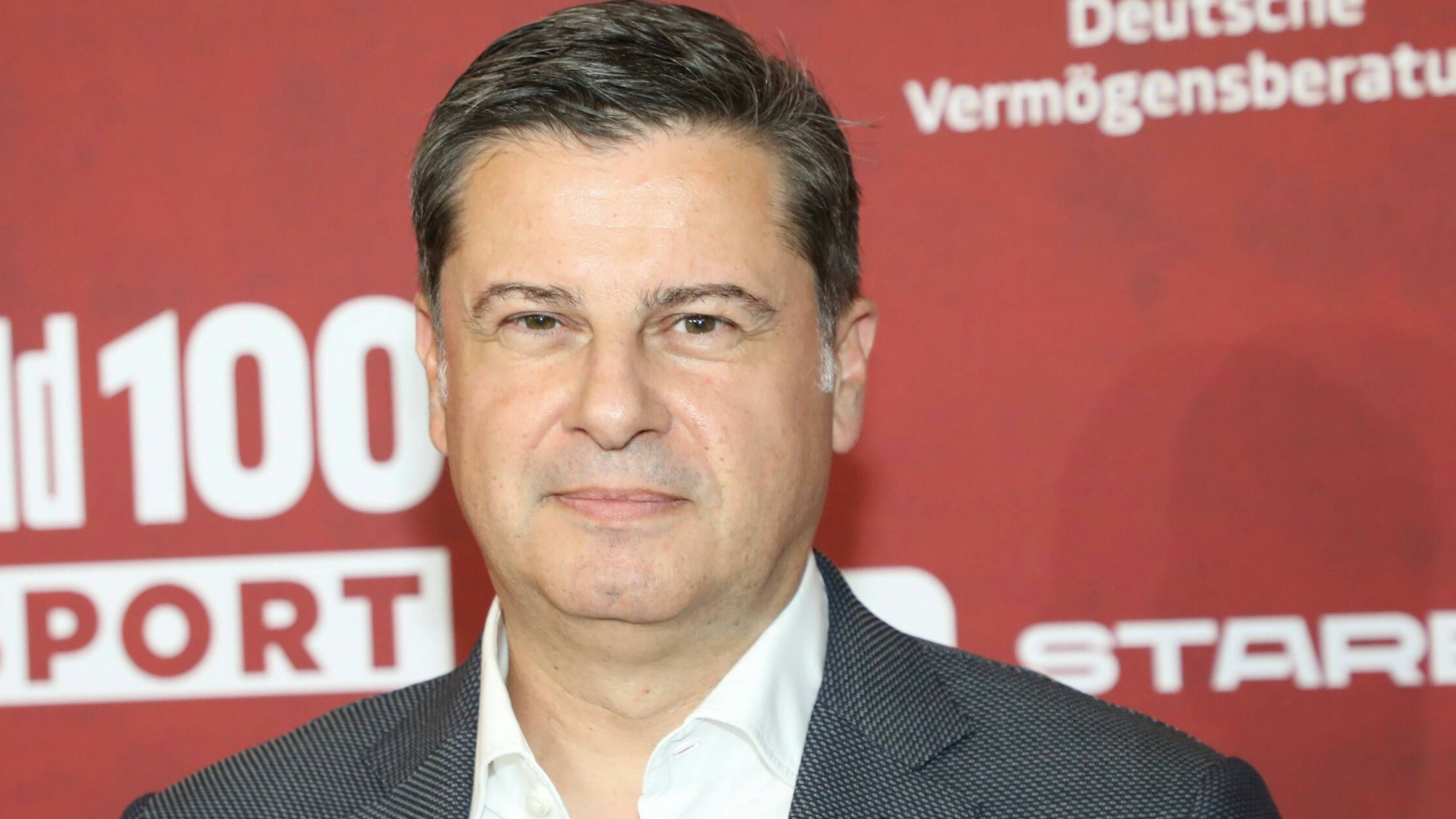 Christian Seifert posiert für die die Fotografen.