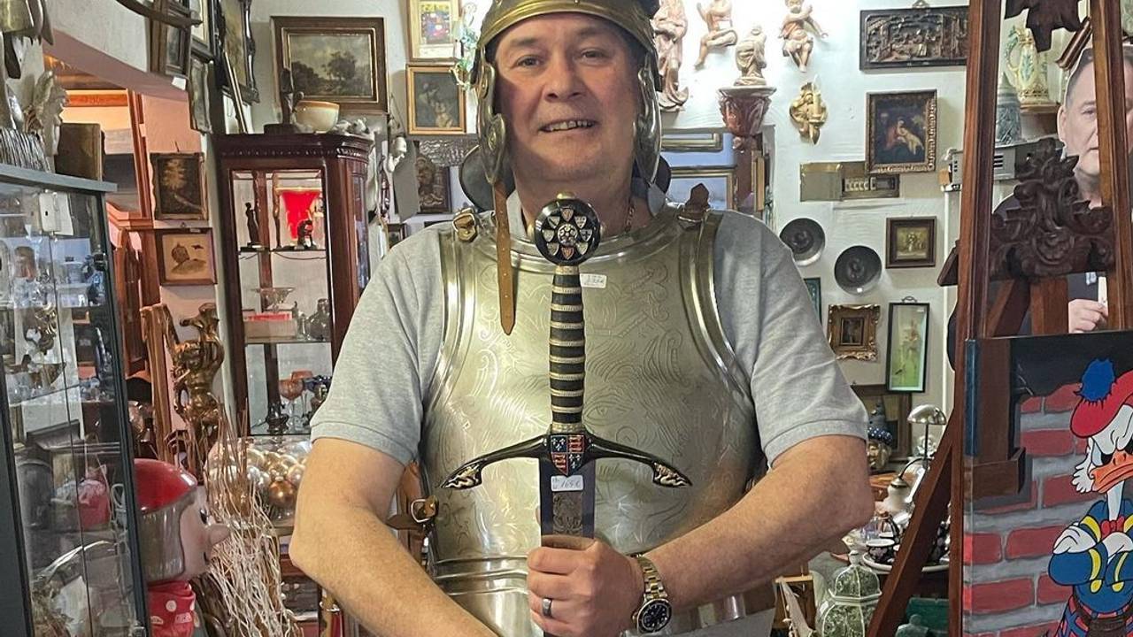 Das Foto zeigt den „Bares für Rares“-Händler Walter „Waldi“ Lehnertz mit einer Rüstung verkleidet, während er mit einem Schwert in der Hand posiert.