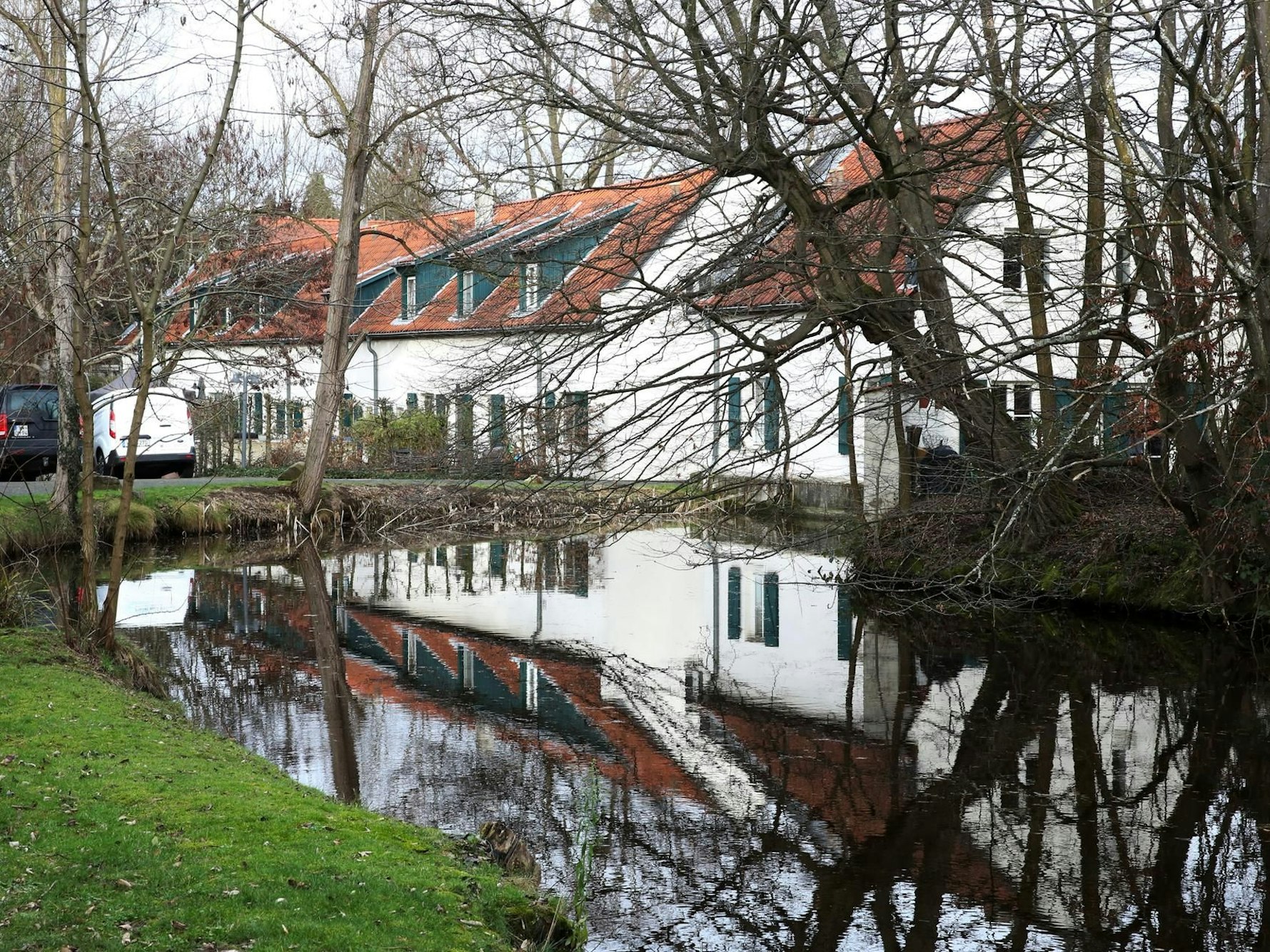 Blick auf die Strunde mit einem Wohnhaus im Hintergrund