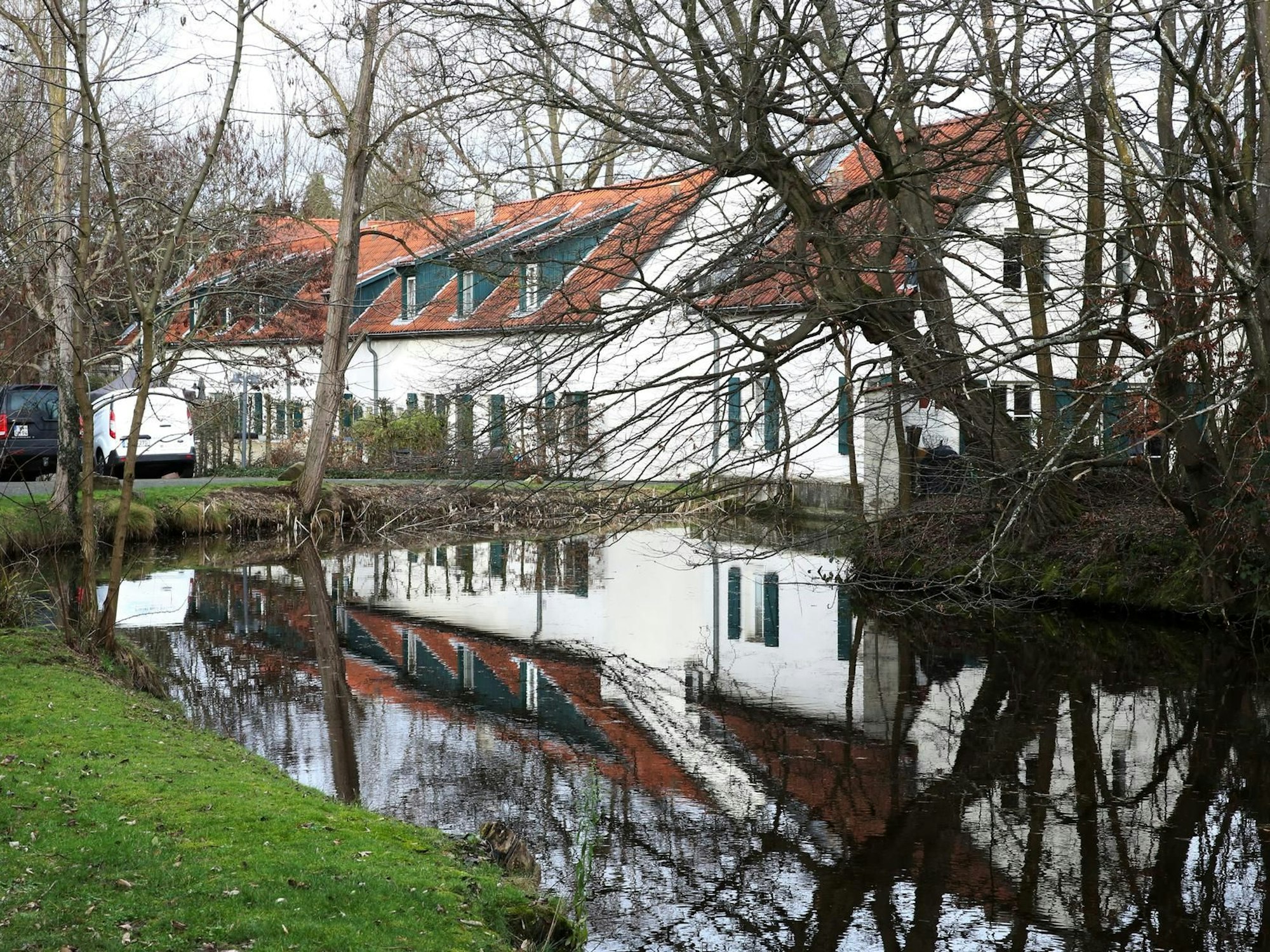Blick auf die Strunde mit einem Wohnhaus im Hintergrund