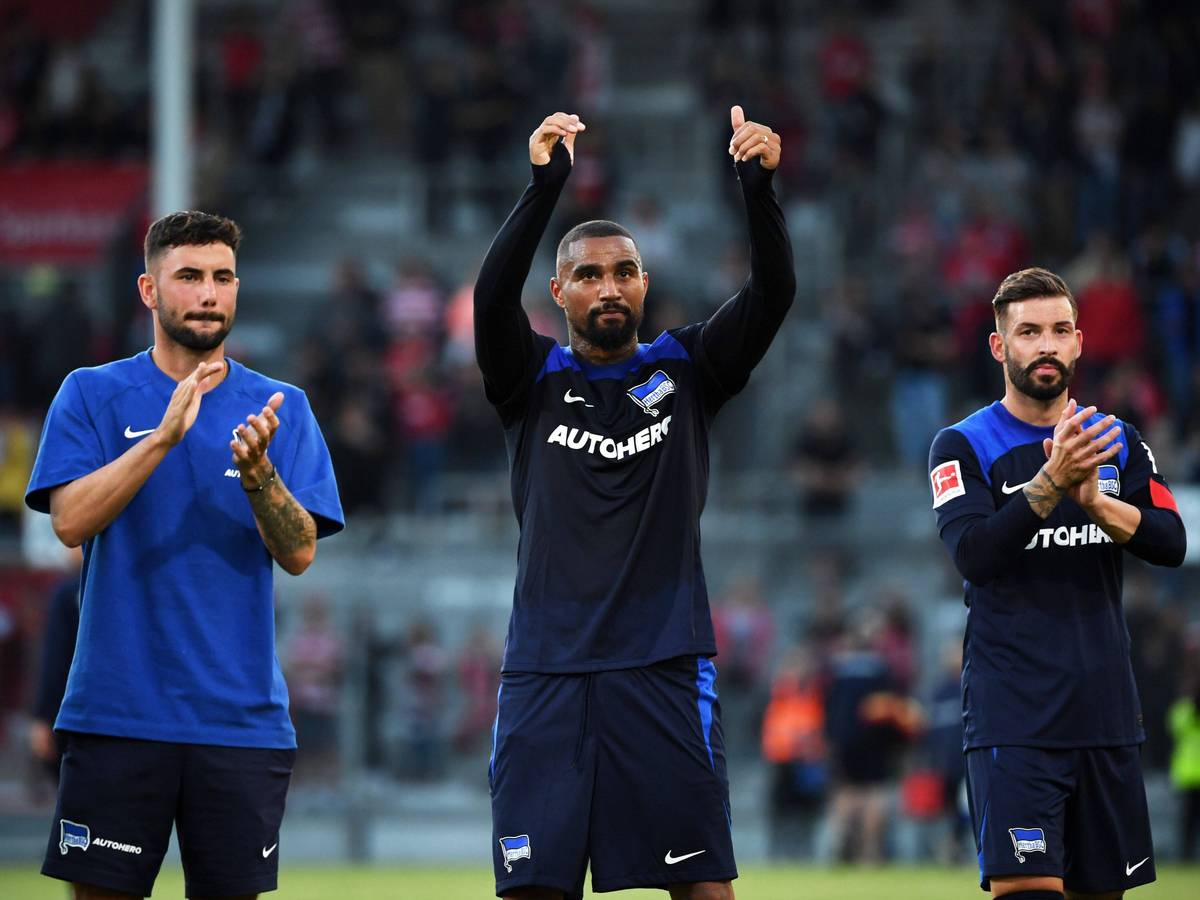 Marco Richter (l.) Kevin-Prince Boateng (m.) und Marvin Plattenhardt von Hertha BSC nach dem Testspiel gegen Energie Cottbus am 8. Juli 2022.