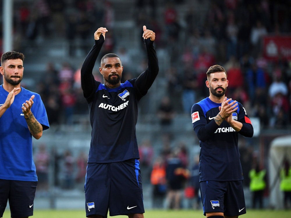 Marco Richter (l.) Kevin-Prince Boateng (m.) und Marvin Plattenhardt von Hertha BSC nach dem Testspiel gegen Energie Cottbus am 8. Juli 2022.