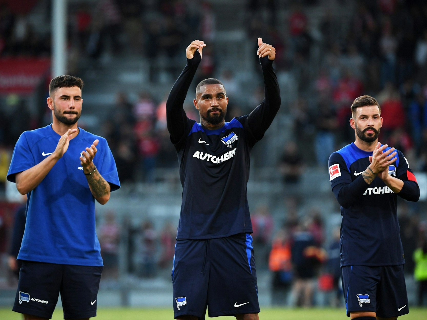 Marco Richter (l.) Kevin-Prince Boateng (m.) und Marvin Plattenhardt von Hertha BSC nach dem Testspiel gegen Energie Cottbus am 8. Juli 2022.