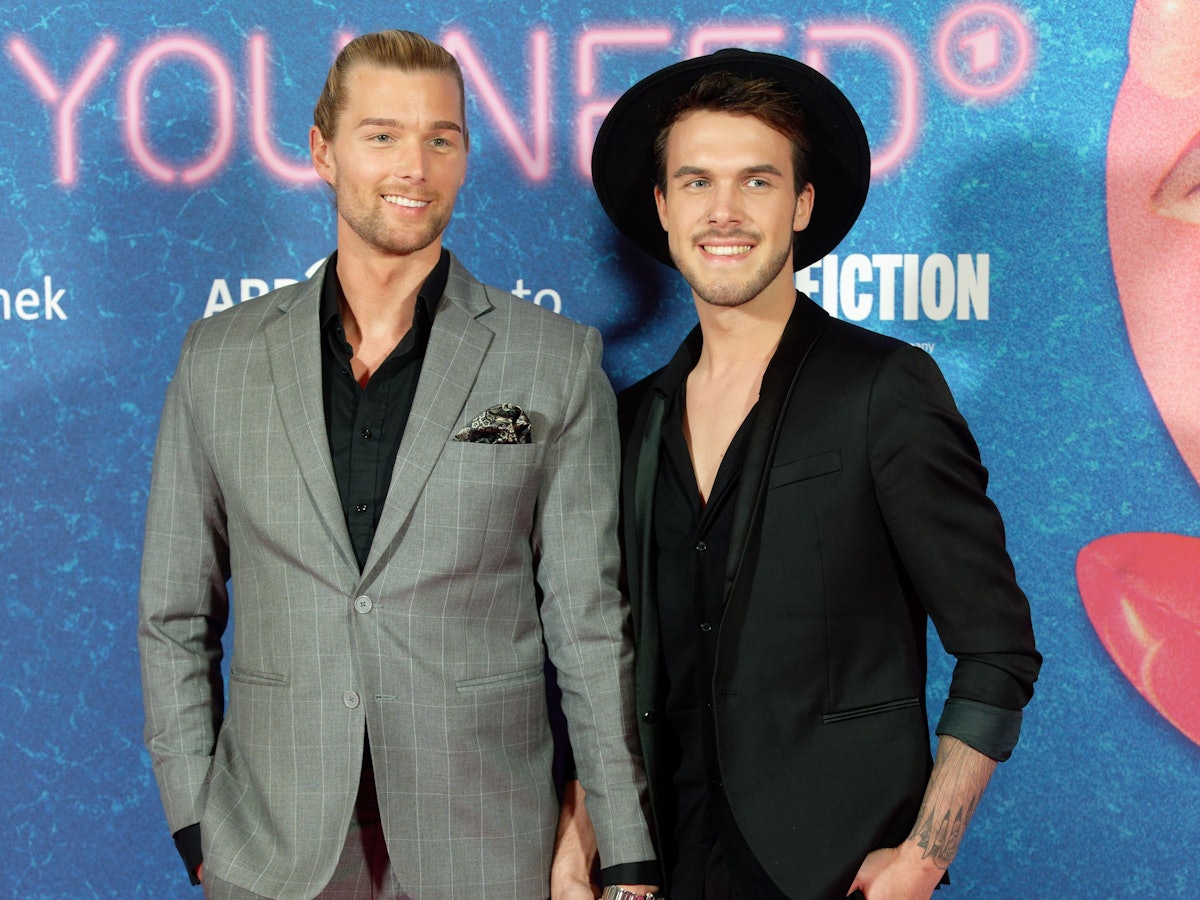 Die Influencer Kim Tränka (links) und Maurice Schmitz kommen zur Premiere der zweiten Staffel der Dramedy-Serie „All You Need“ in Köln.
