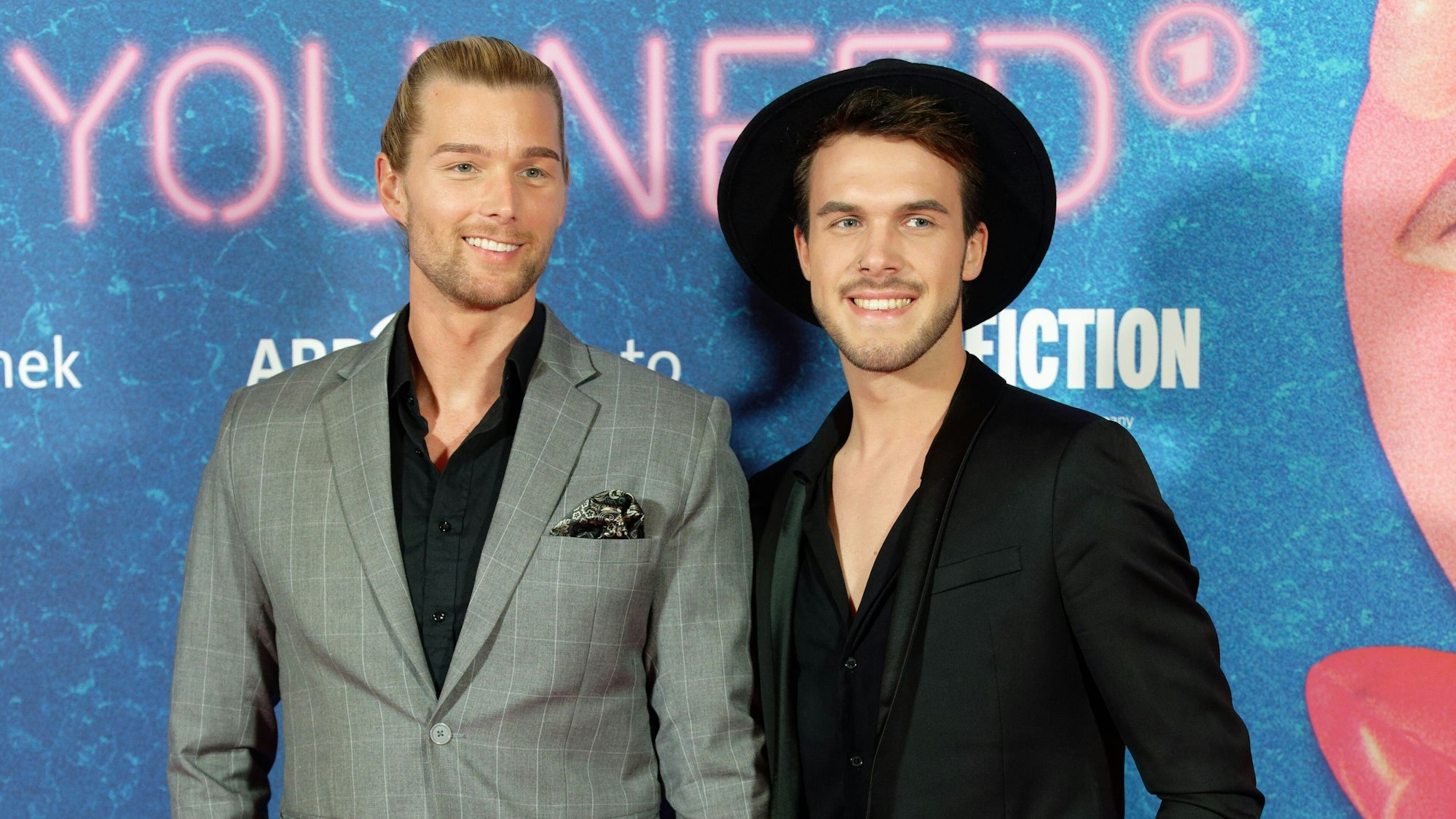 Die Influencer Kim Tränka (links) und Maurice Schmitz kommen zur Premiere der zweiten Staffel der Dramedy-Serie „All You Need“ in Köln.