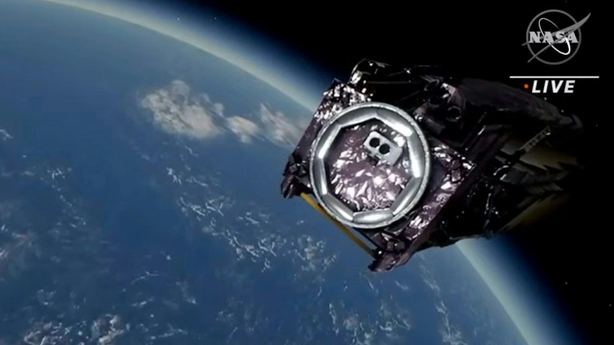 Ein Weltraum-Teleskop wird in den Weltraum gelassen.