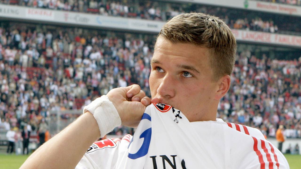 Der Kölner Nationalspieler Lukas Podolski verabschiedet sich von den Fans und küsst das Kölner Wappen auf seinem Trikot