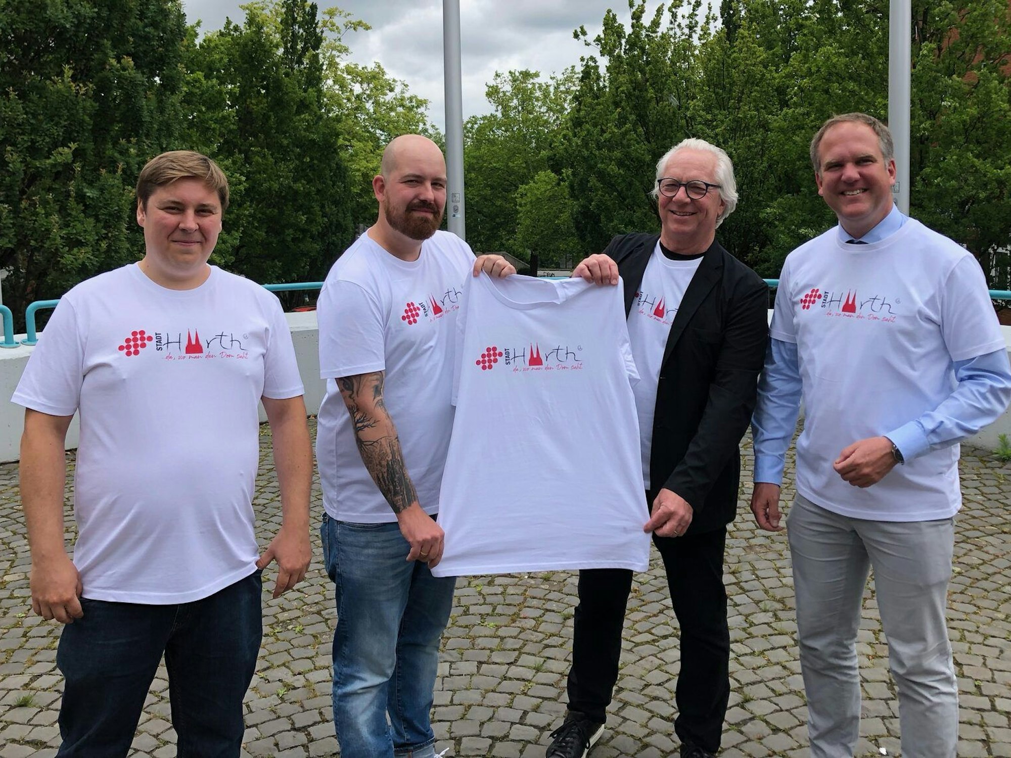Foto v.l. Tobias Pook, CTO von Shirtigo, Tim Schneider, CMO & Co-Founder von Shirtigo, Rüdiger Winkler, Vorsitzender des Partnerschaftsvereins, Dirk Breuer, Bürgermeister.