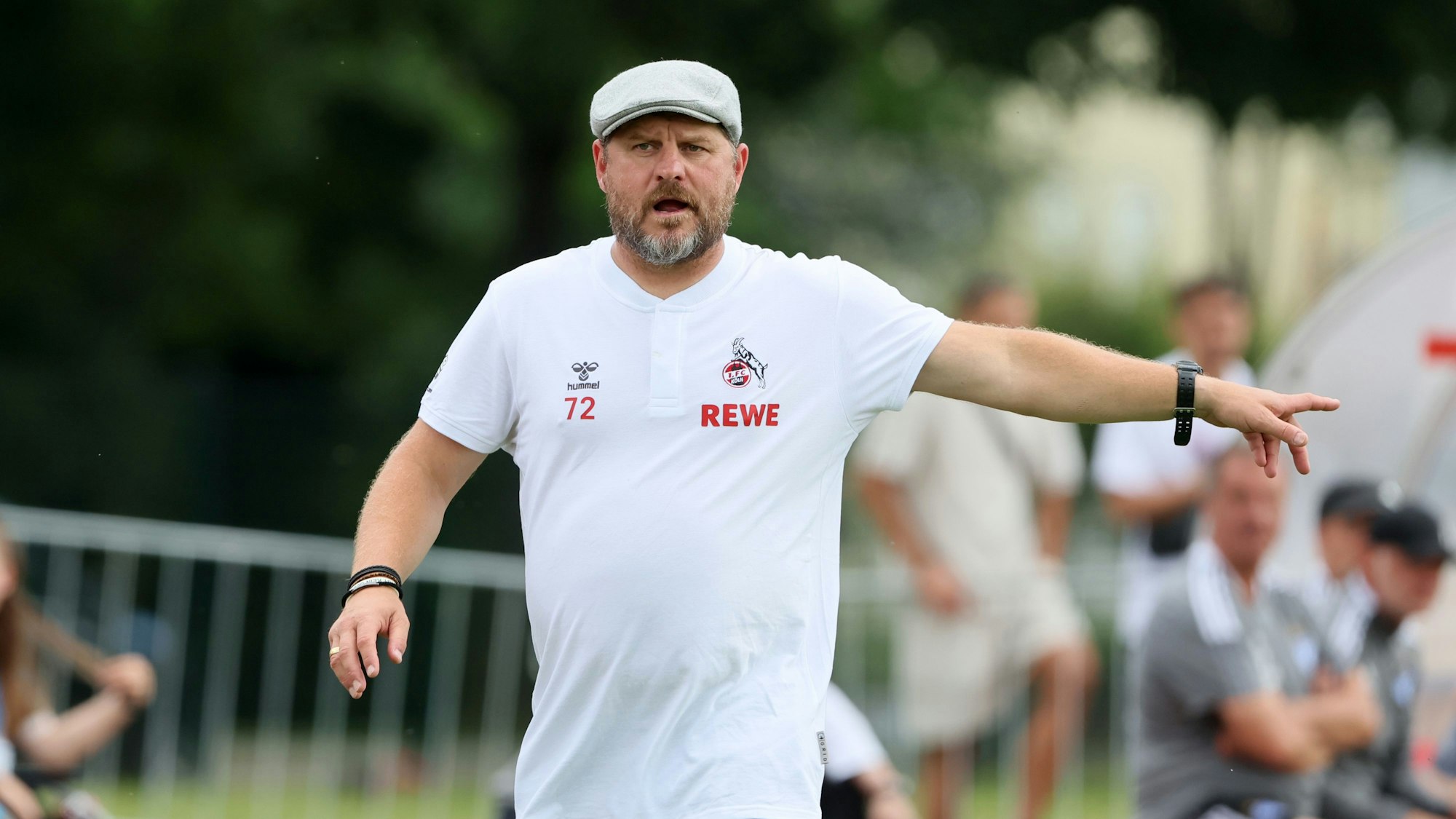 Steffen Baumgart beim Testspiel des 1. FC Köln gegen den Grasshopper Club Zürich am 9. Juli 2022.